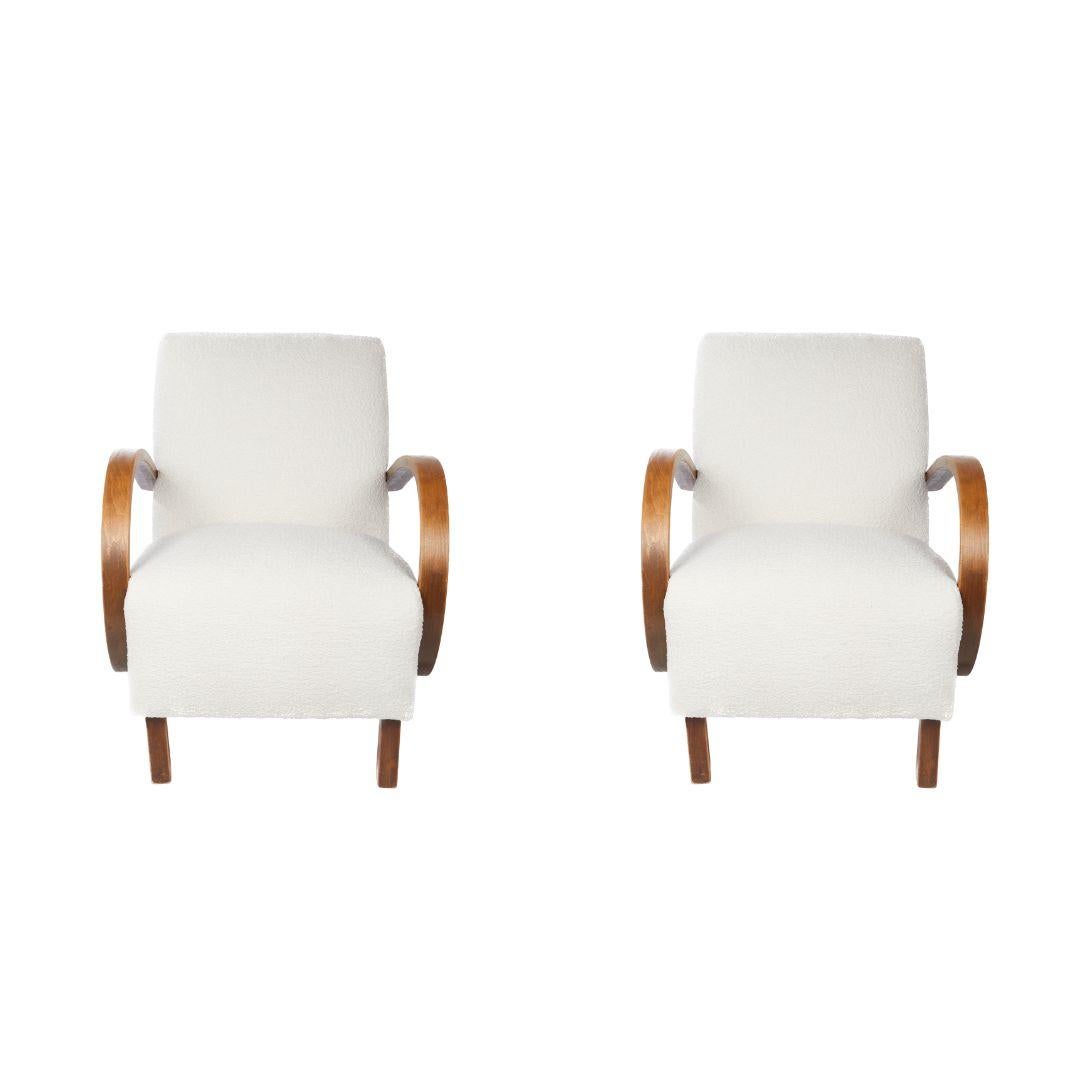 Coppia di poltrone di Jindřich Halabala (1903-1978) con braccioli curvi in legno di faggio, schienale e seduta in lana bianca e gambe quadrate affusolate. Design realizzato da Thonet, Repubblica Ceca, metà del XX secolo.
