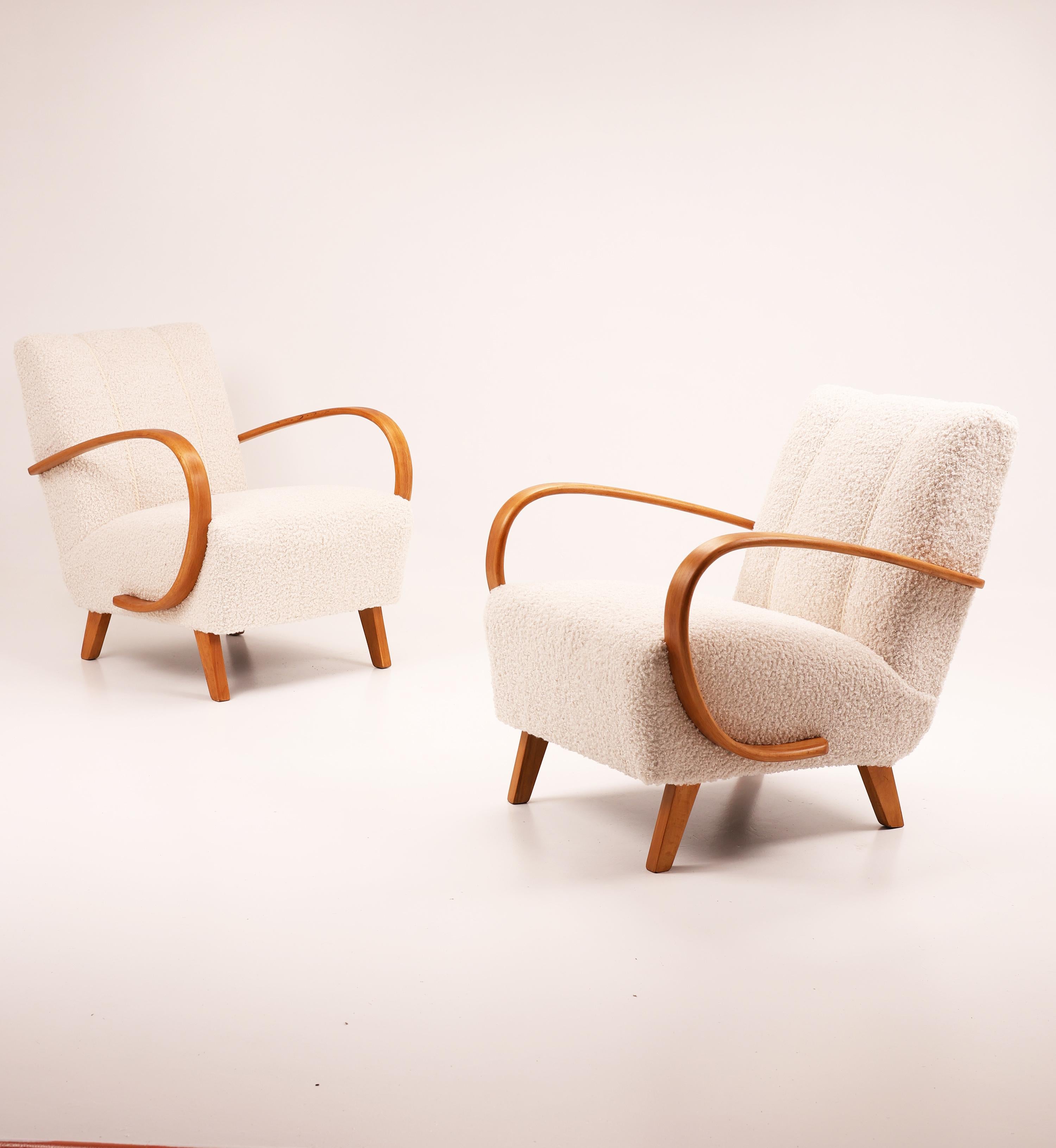 A olio Pair of Jindřich Halabala Armchairs, Model H-410, Czechoslovakia, 1950s in vendita