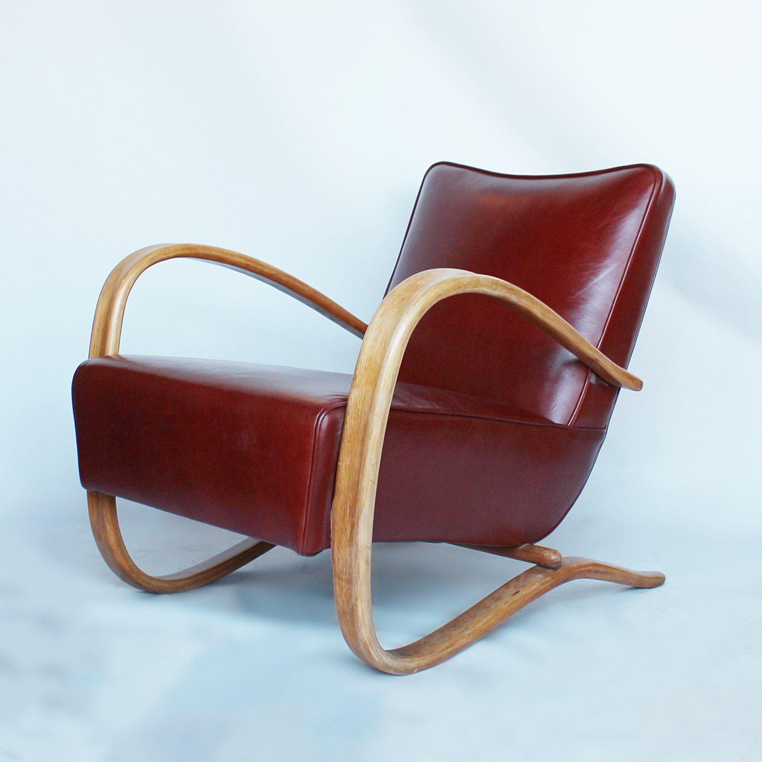 A pair of Art Deco lounge chairs with bentwood arms. Walnut, upholstered in chestnut leather.



 