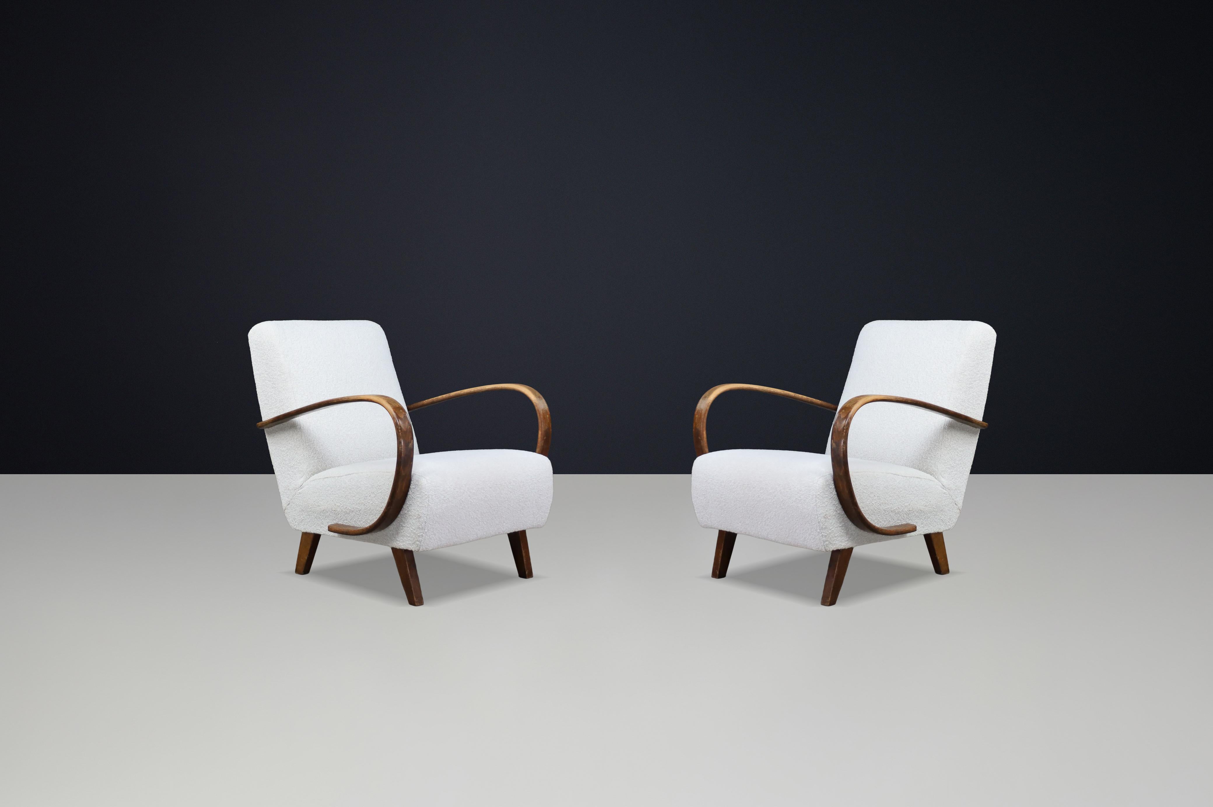 Coppia di sedie da salotto Jindřich Halabala Bentwood in Bouclé, Repubblica Ceca, metà del XX secolo

Una raffinata coppia di sedie da salotto in legno curvato disegnate da Jindřich Halabala, una delle figure di spicco del design modernista ceco.