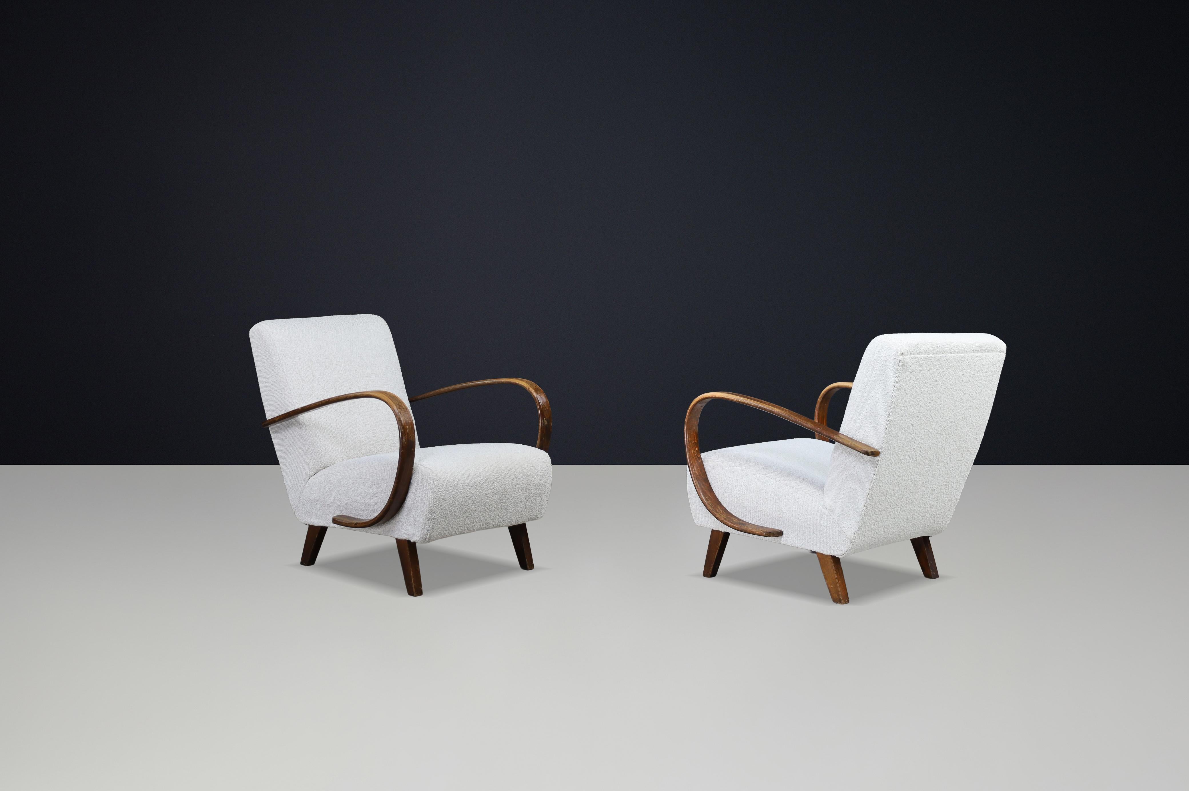 Mid-Century moderno Coppia di sedie da salotto Jindřich Halabala Bentwood in Bouclé, Cecoslovacchia, 1930 in vendita