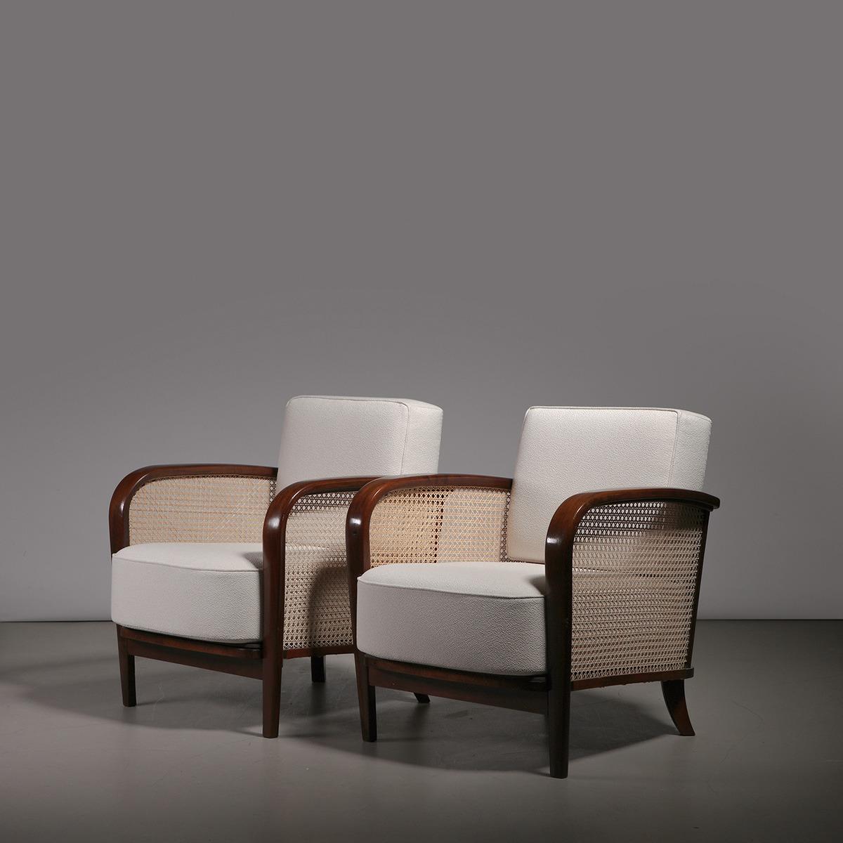 Rare pair of lounge chairs in walnut and white fabric upholstery, model H-319, designed by Jindřich Halabala and manufactured by UP závody in former Czechoslovakia, 1920s.

One of the rarest armchair models by the renowned Czech designer, the H-319