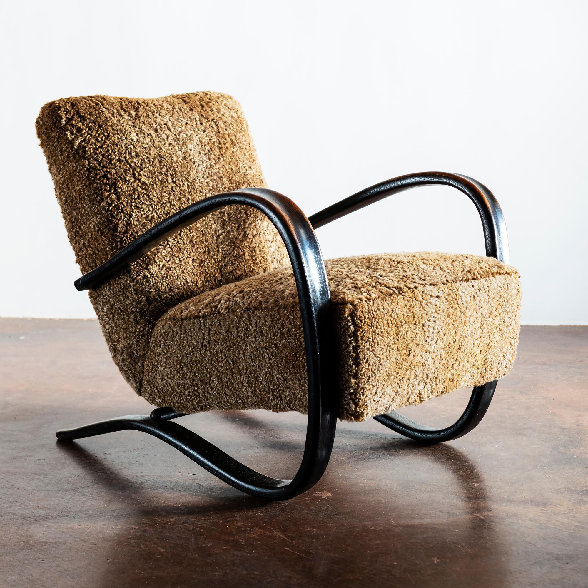 Pair of Jindrich Halabala H269 Lounge Chairs in Sheepskin, Czechoslovakia, 1930s In Good Condition In Sylacauga, AL