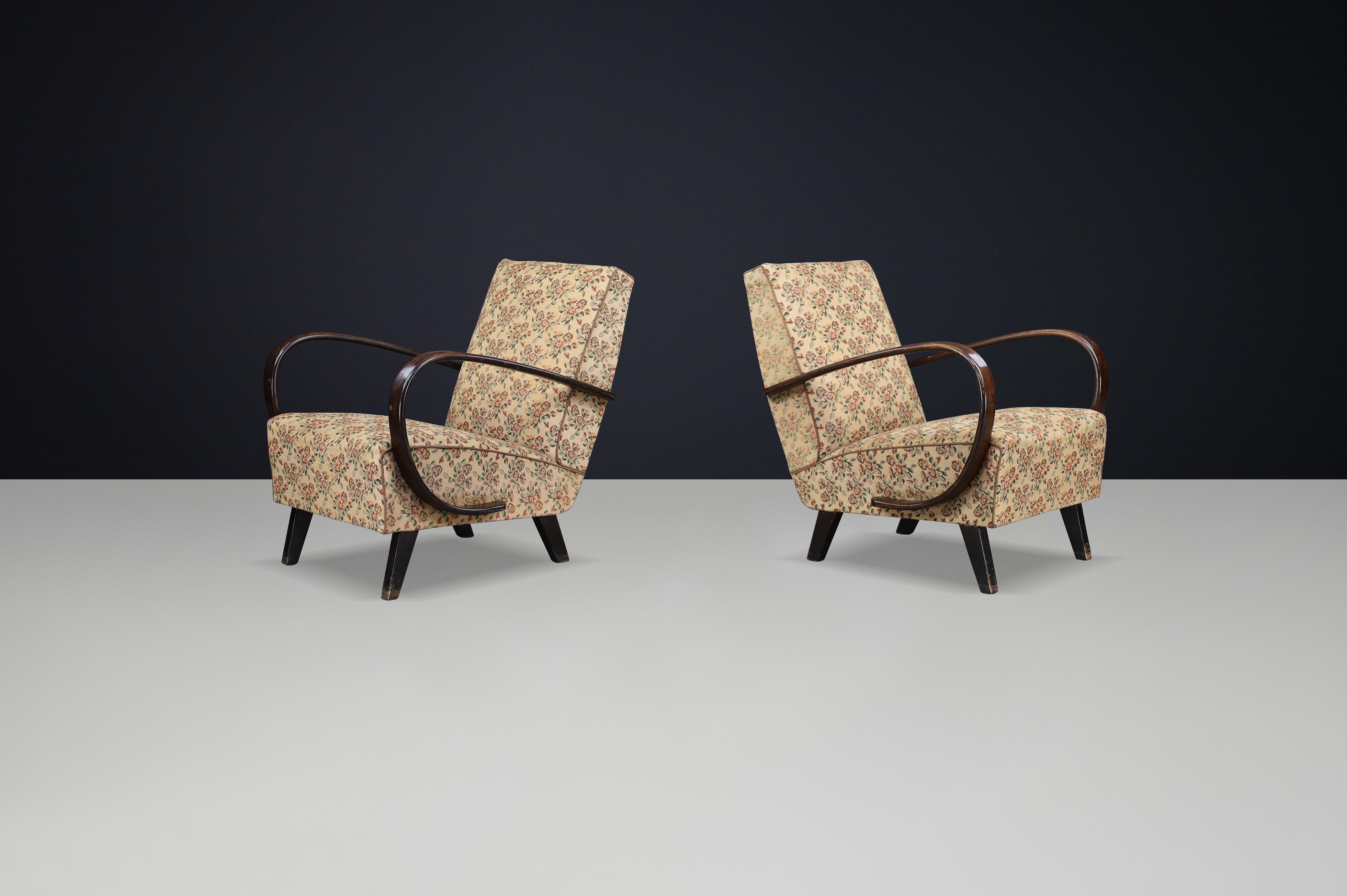 Paar Jindřich-Halabala-Sessel aus patiniertem Bugholz mit Originalpolsterung, 1940er Jahre

Dieses elegante Sesselpaar, das von Jindřich Halabala in den 1940er Jahren entworfen wurde, ist ein Beispiel für die zeitlose Ästhetik der