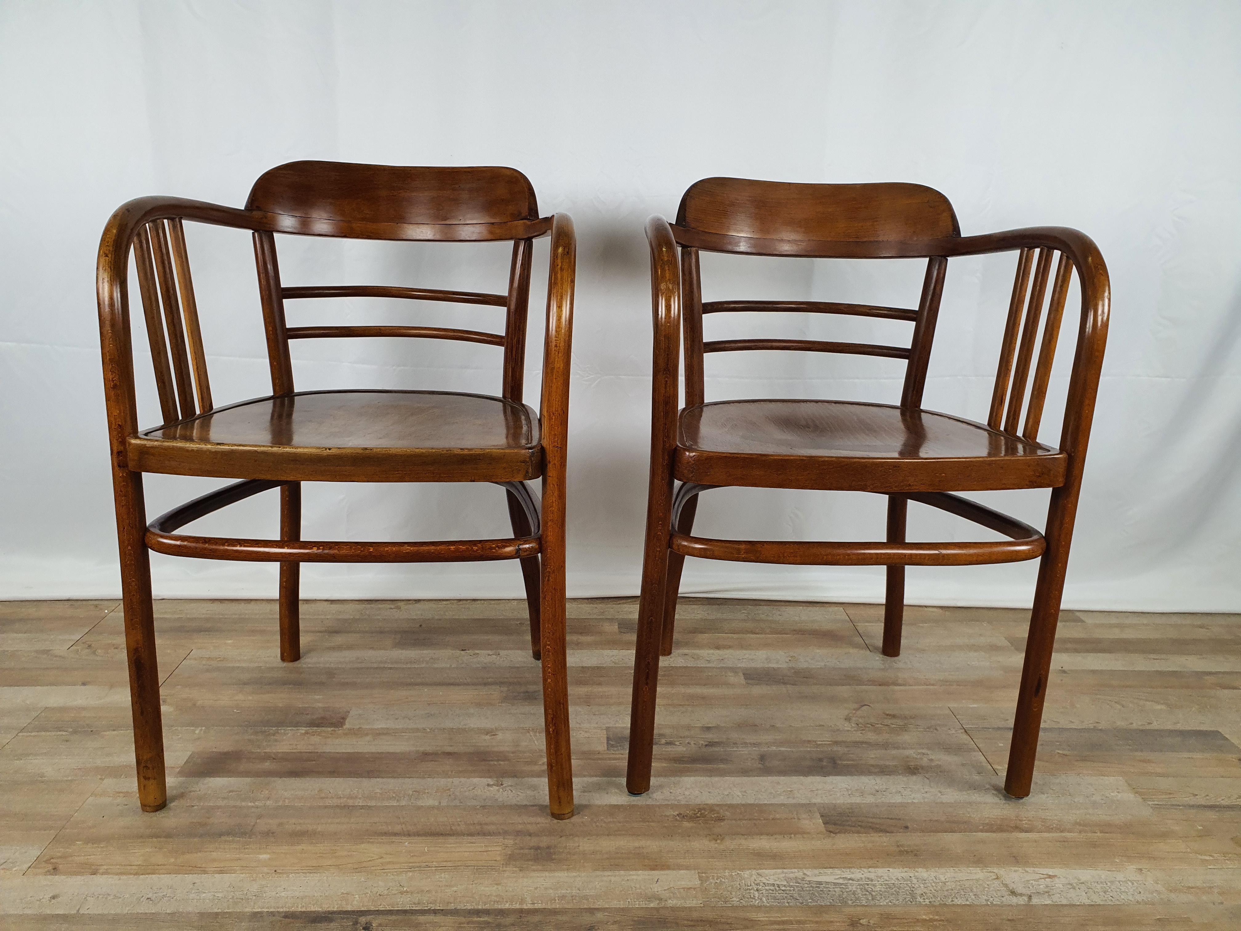 Pair of Viennese armchairs in bent beech, produced around 1918 by Jacob & Joseph Kohn in Austria.

Present in the Thonet catalog as the B93 model with the double front arch under the seat, these are the Kohn variants with the complete leg-to-leg
