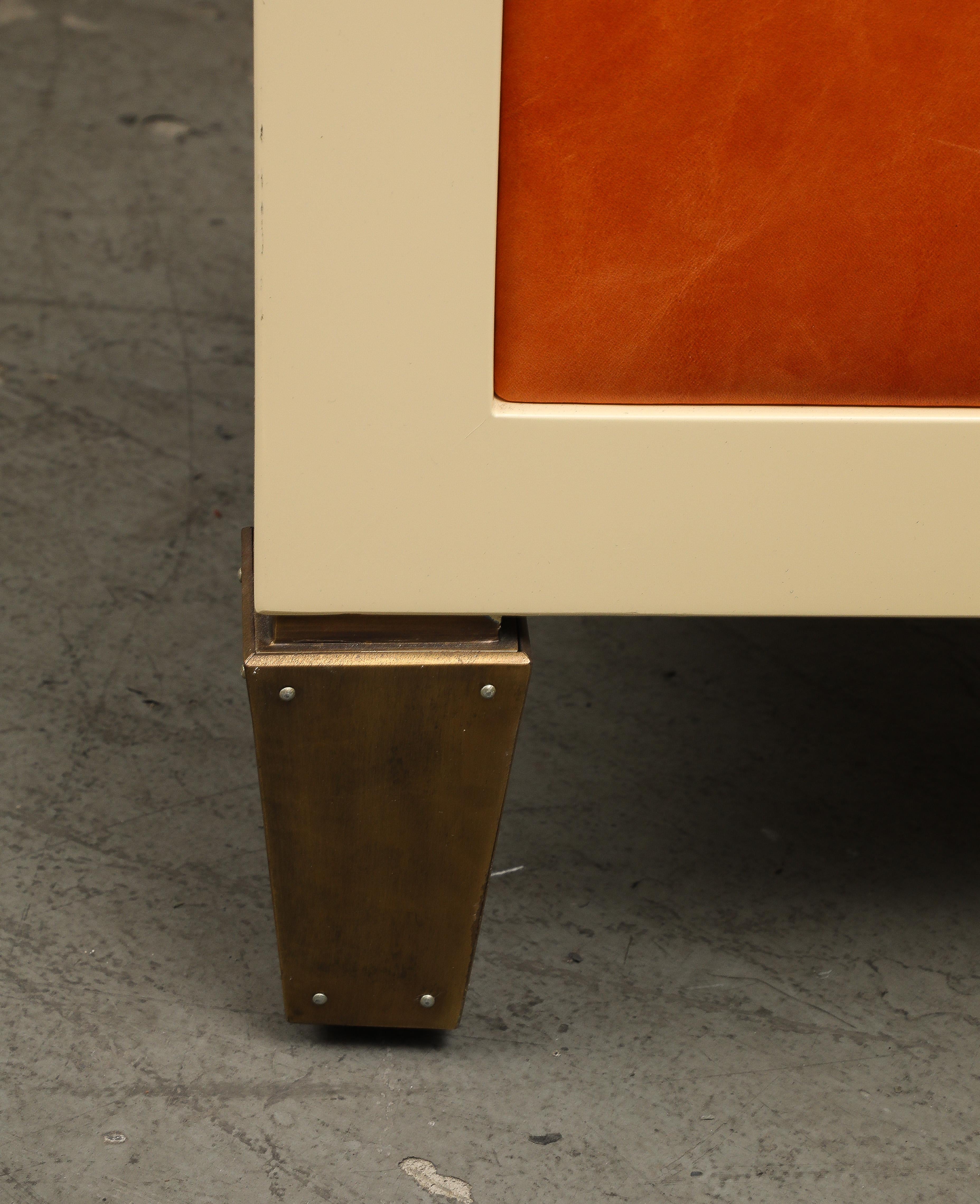 Coppia di panche laccate crema in stile JMF con cuscini in pelle arancione in vendita 3