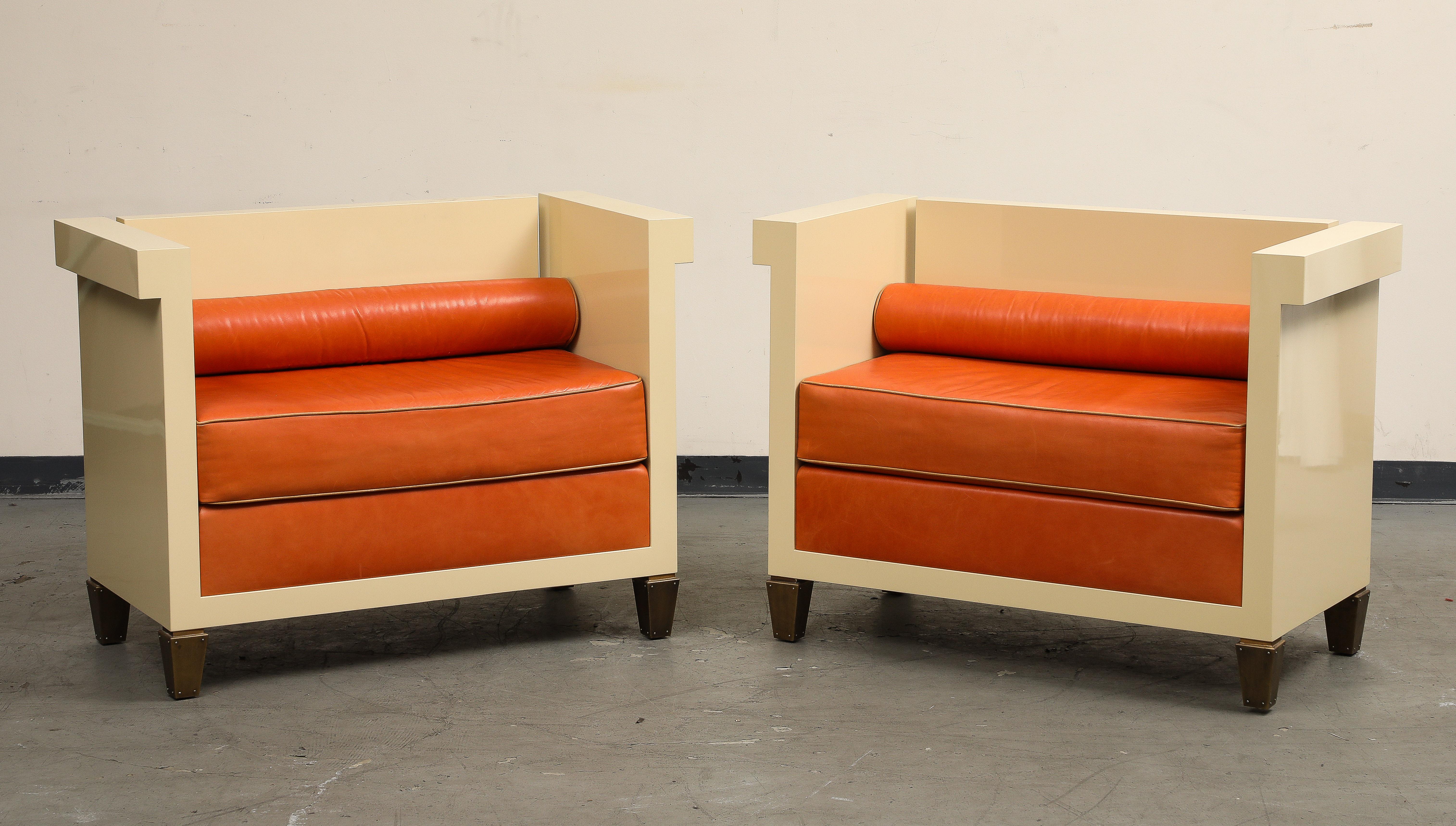 Mid-Century moderno Coppia di panche laccate crema in stile JMF con cuscini in pelle arancione in vendita