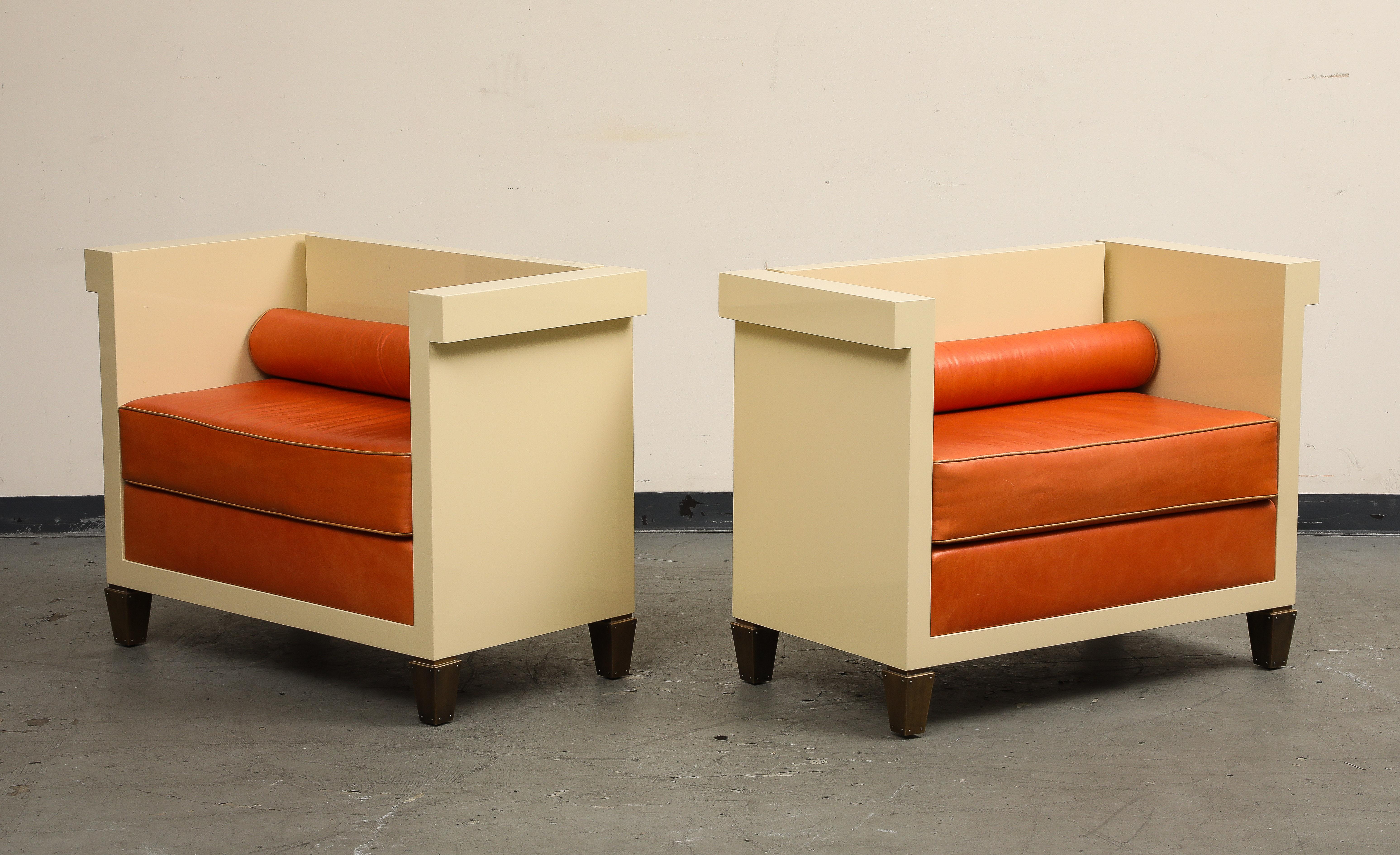 Americano Coppia di panche laccate crema in stile JMF con cuscini in pelle arancione in vendita