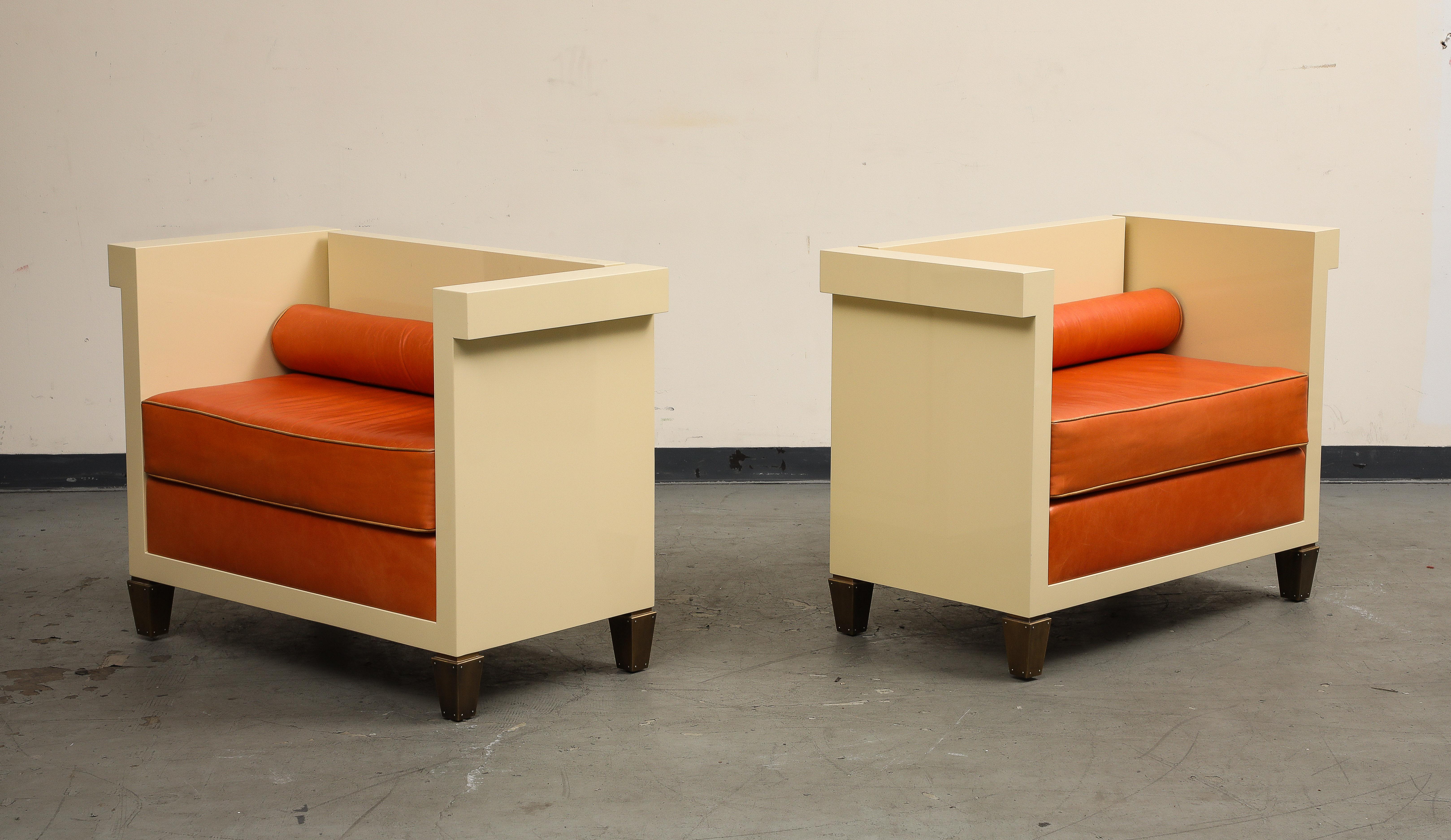 Coppia di panche laccate crema in stile JMF con cuscini in pelle arancione In condizioni buone in vendita a Chicago, IL