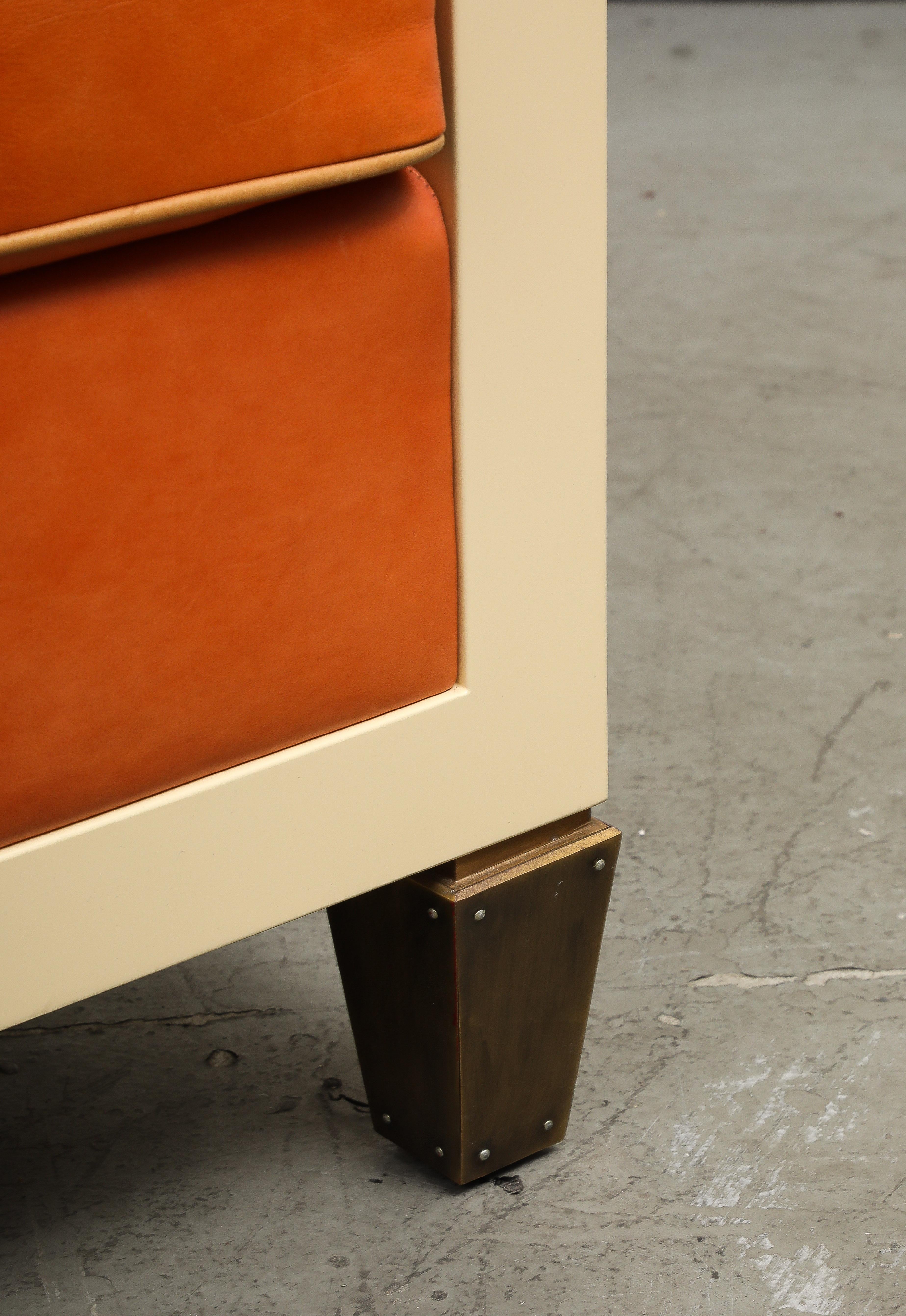 Coppia di panche laccate crema in stile JMF con cuscini in pelle arancione in vendita 2