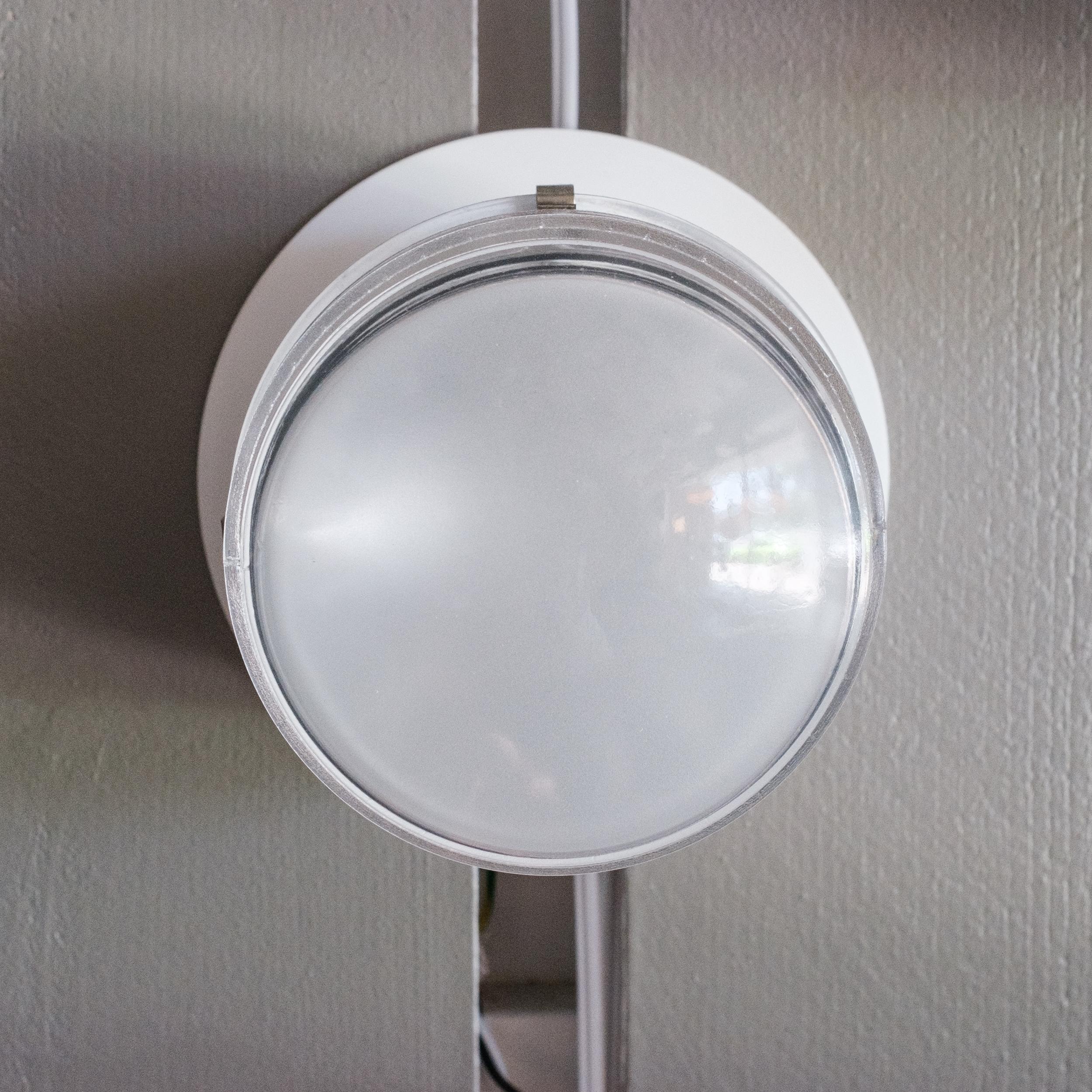 Mid-Century Modern Pair of Joe Colombo 'Fresnel' Outdoor Wall Lamps in White for Oluce For Sale