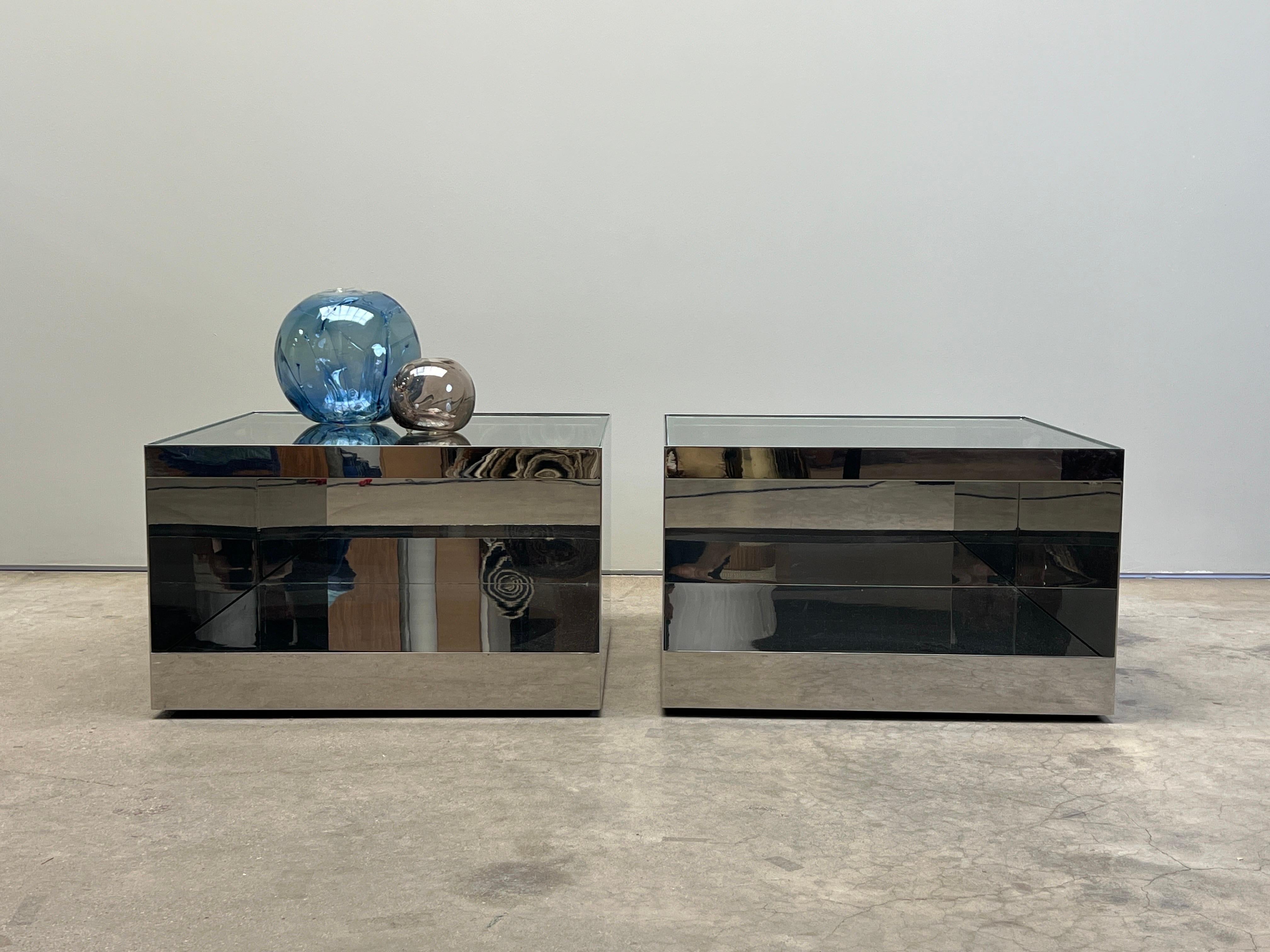 Ein Paar Tische aus poliertem Edelstahl mit einer Platte aus Sicherheitsglas. Entworfen von Joe Durso für Knoll.