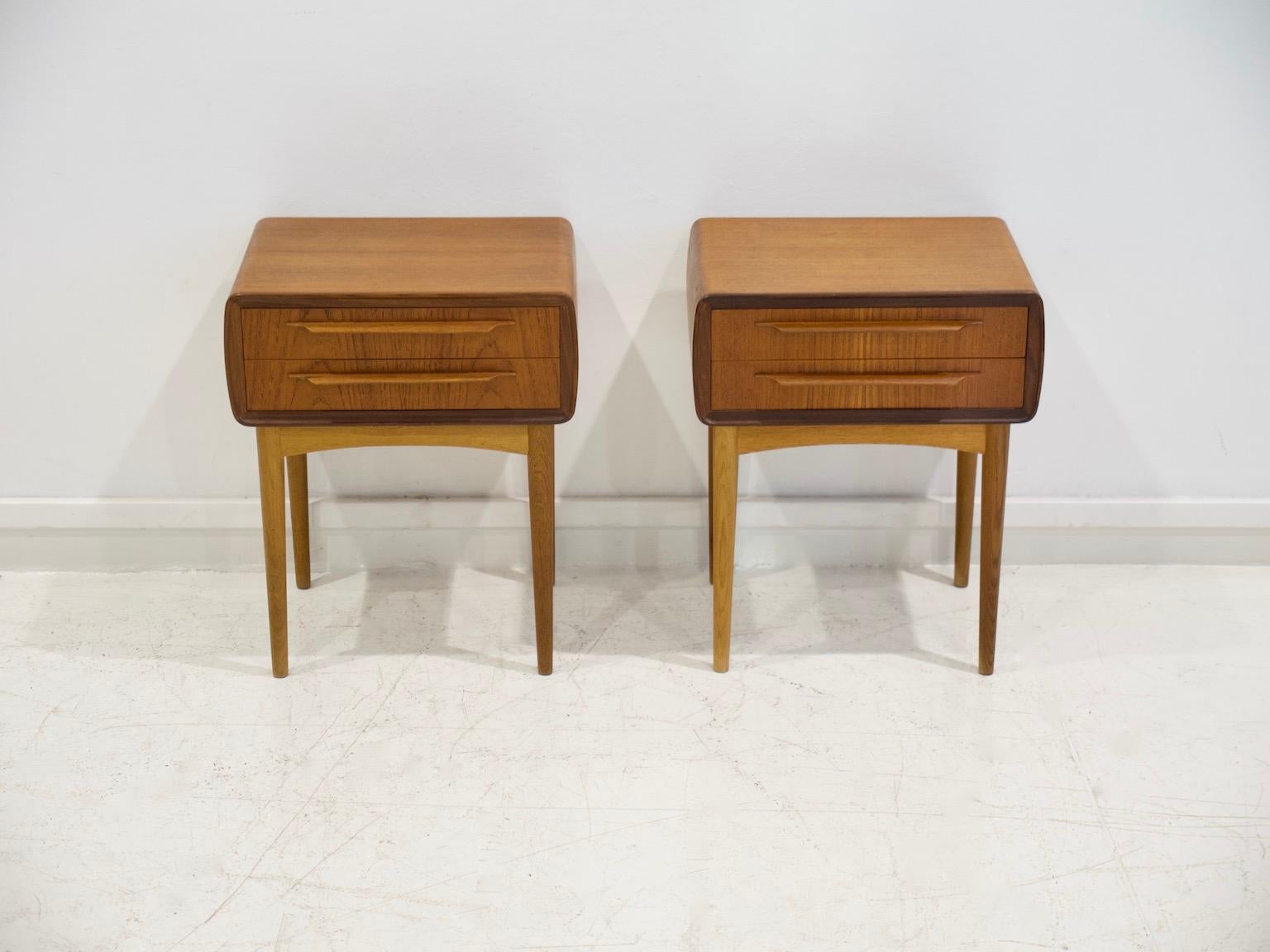 Pair of cube-shaped night stands made of veneered teak. Front with two drawers, round tapered legs of solid teak. Designed by Johannes Andersen and manufactured by CFC Silkeborg.