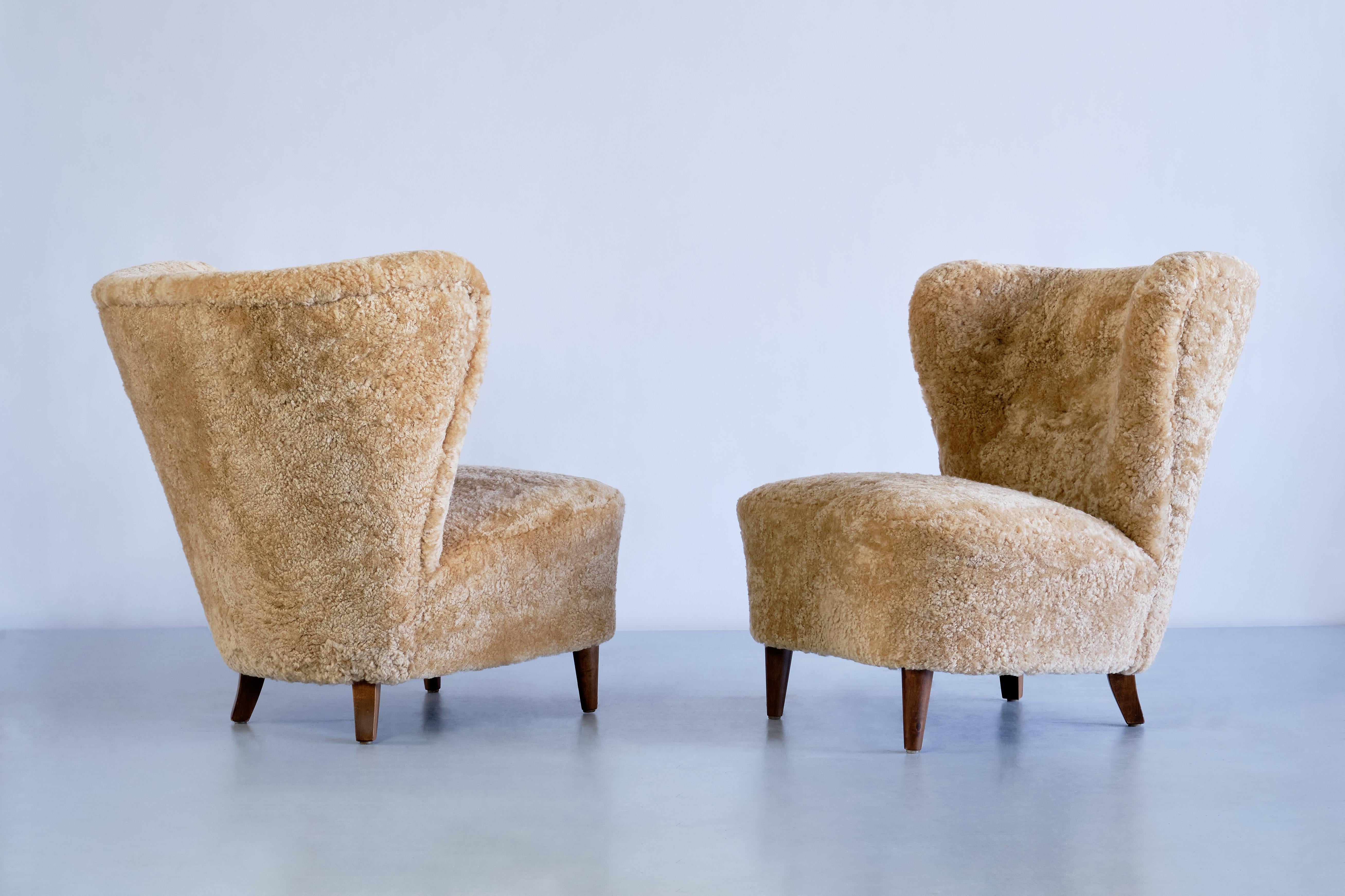 Scandinavian Modern Pair of Johannes Brynte Lounge Chairs in Sheepskin and Ash Wood, Sweden, 1940s For Sale