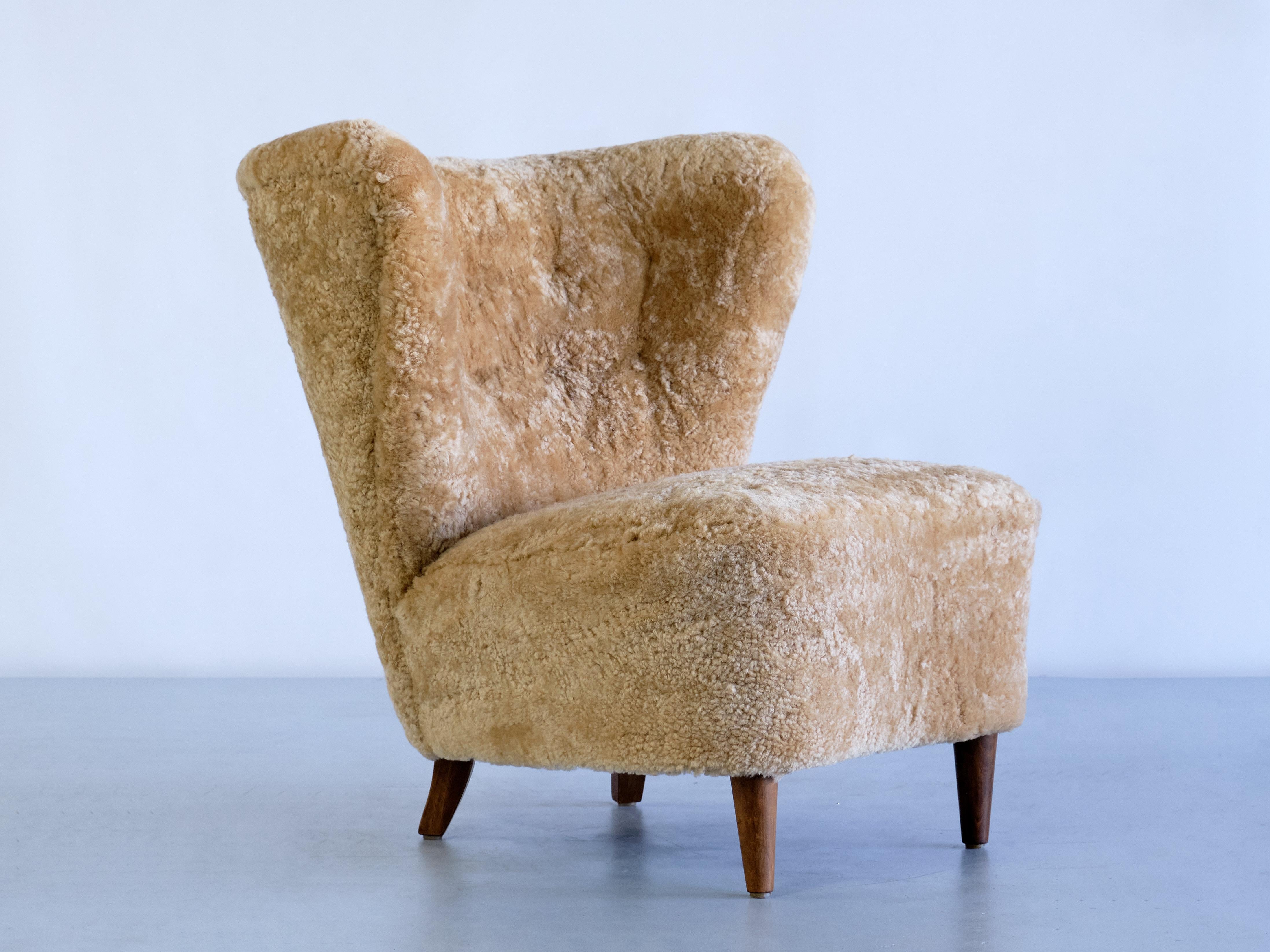 Pair of Johannes Brynte Lounge Chairs in Sheepskin and Ash Wood, Sweden, 1940s In Good Condition For Sale In The Hague, NL