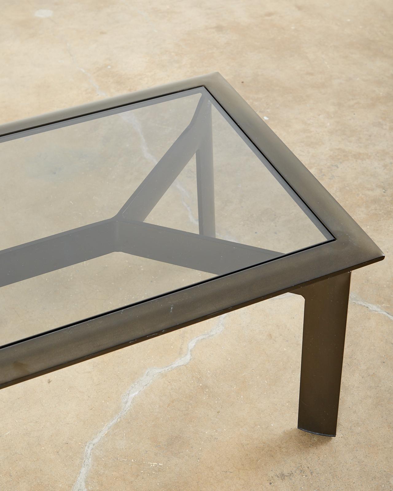 Verre Paire de tables cocktails de patio en aluminium bronzé John Caldwell en vente
