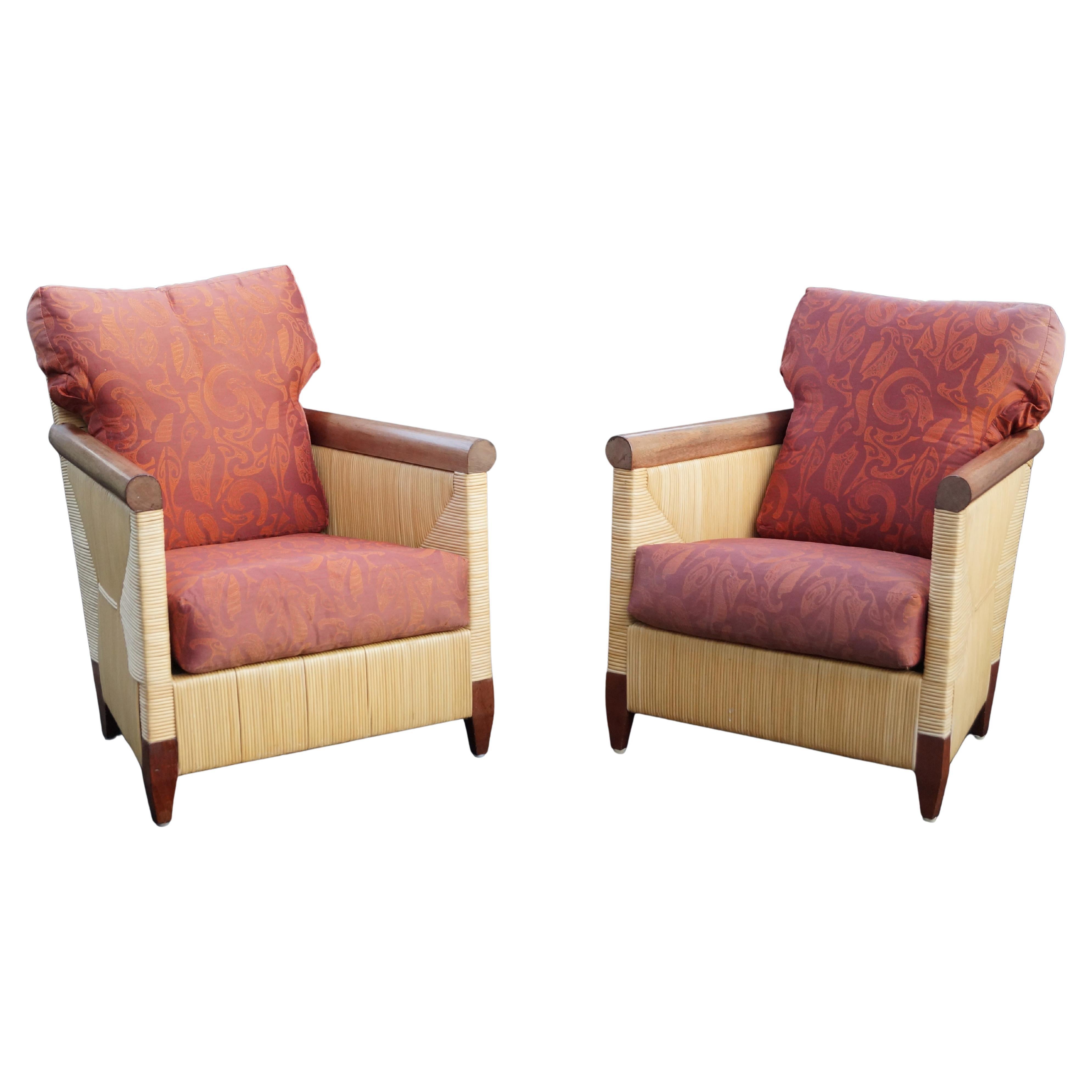 Una coppia di sedie in rattan disegnate per Donghia da John Hutton (1947-2006). Realizzato per la produzione limitata Merbau Collection. Sedie costruite in rattan leggero intrecciato con una struttura in mogano. Mostrato con uno specchio che abbiamo