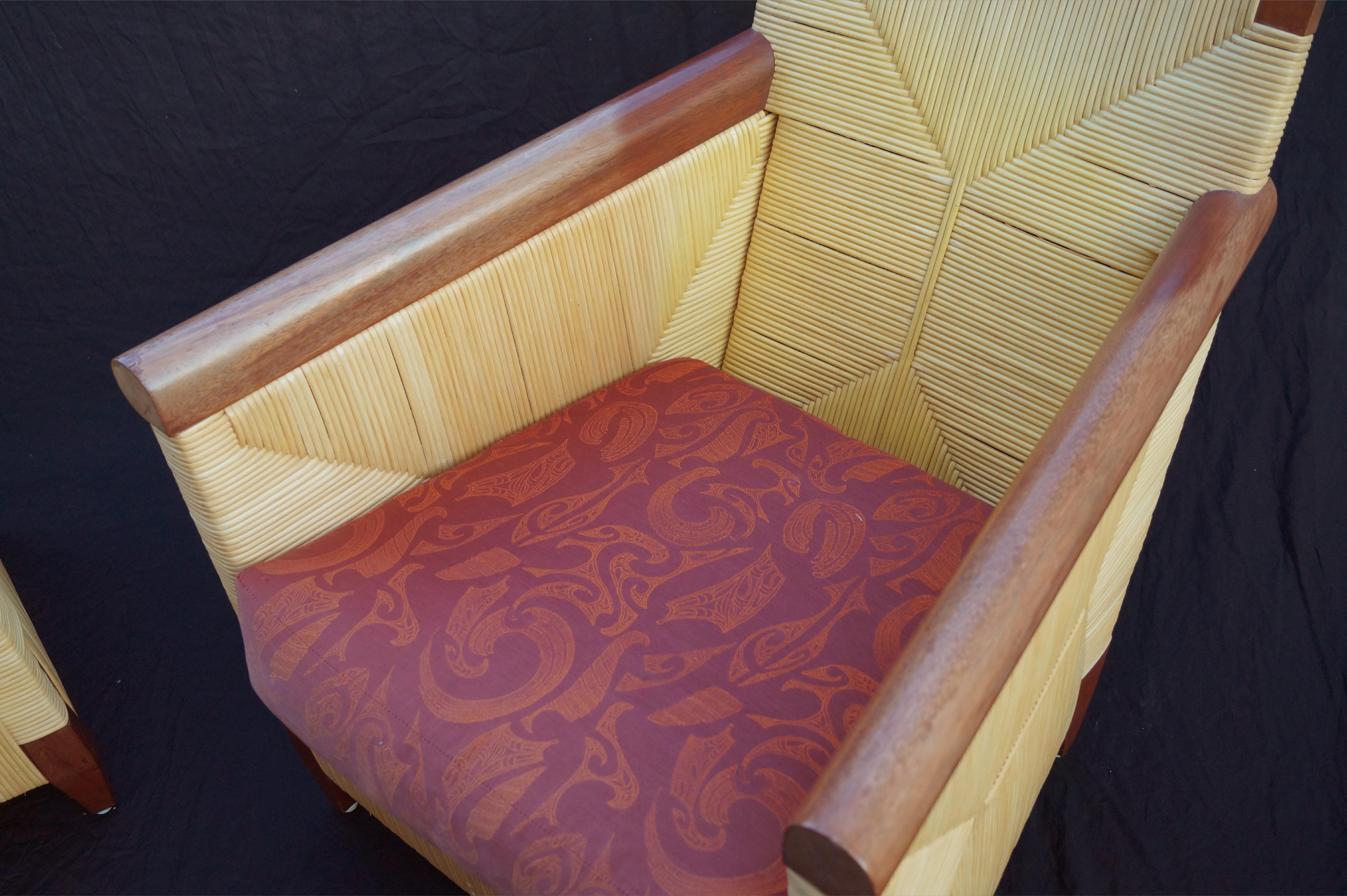 XX secolo Coppia di poltrone lounge John Hutton per Donghia in rattan, canna e legno di mahagonia in vendita