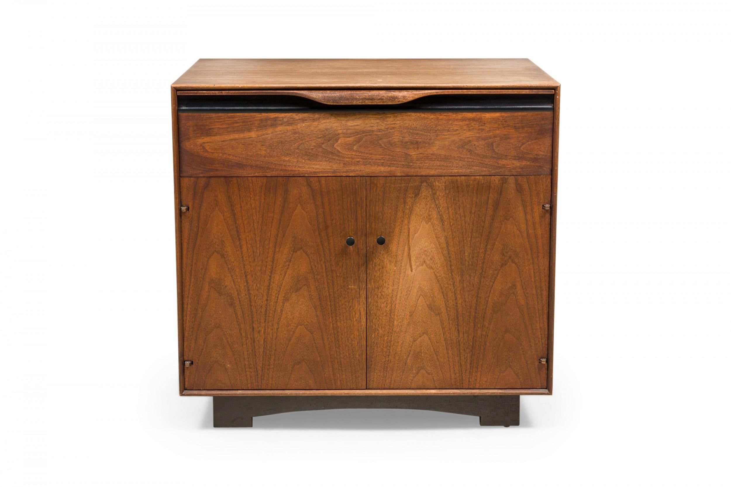 Mid-Century Modern Pair of John Kapel for Glenn of California Walnut Cabinet Bedside Tables / Commo For Sale