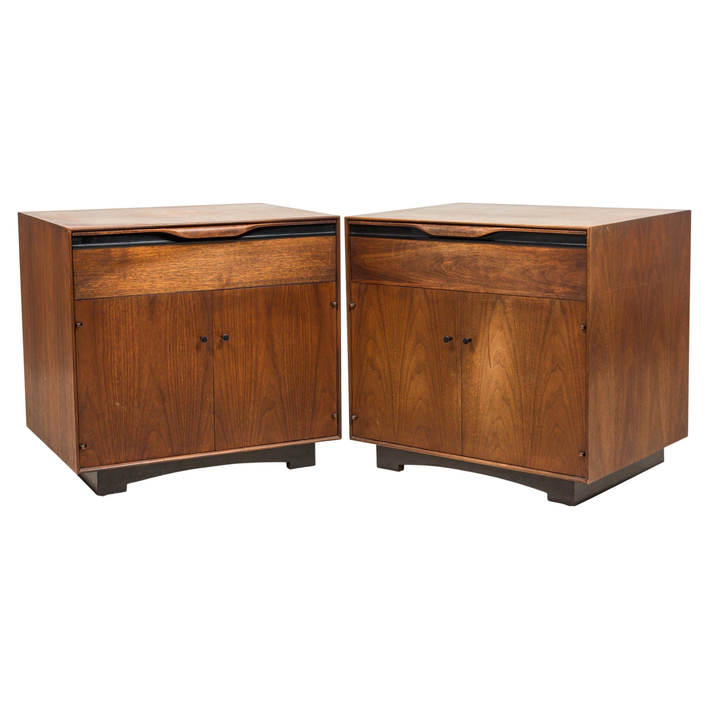 Pair of John Kapel for Glenn of California Walnut Cabinet Bedside Tables / Commo For Sale