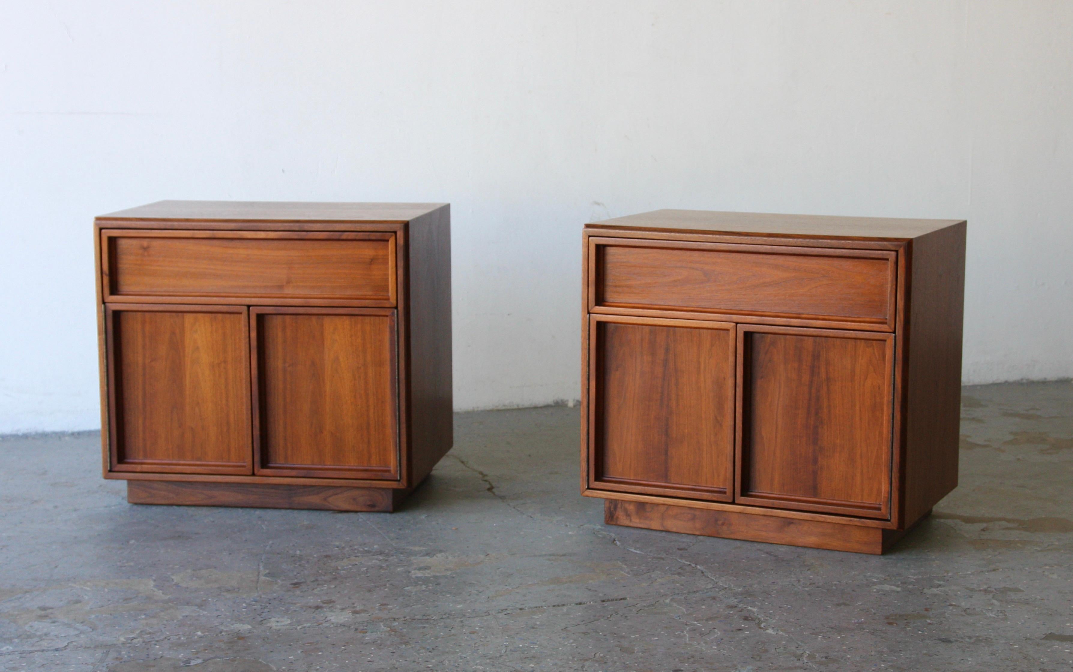 Pair of John Keal for Brown Saltman Mid Century Walnut Nightstands 

We are very pleased to offer a pair of mid-century nightstands by John Keal for Brown Saltman
Features one drawer two  doors that open for storage.

Beautifully refinished and