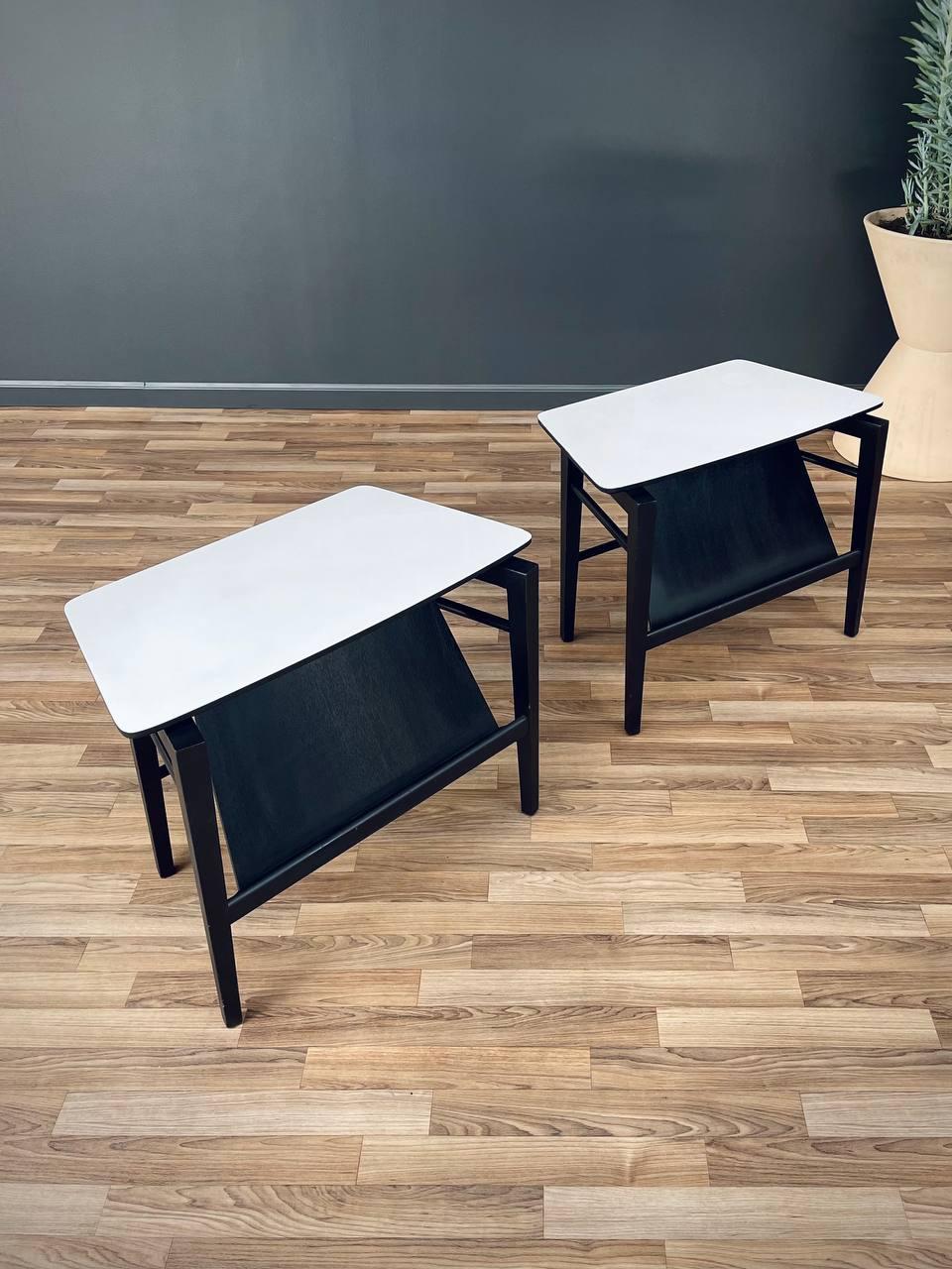 Zustand: Original Vintage Zustand, Formica-Oberteile zeigen Abnutzung 

MATERIALIEN: Ebonisiertes Holz, Formica-Oberflächen