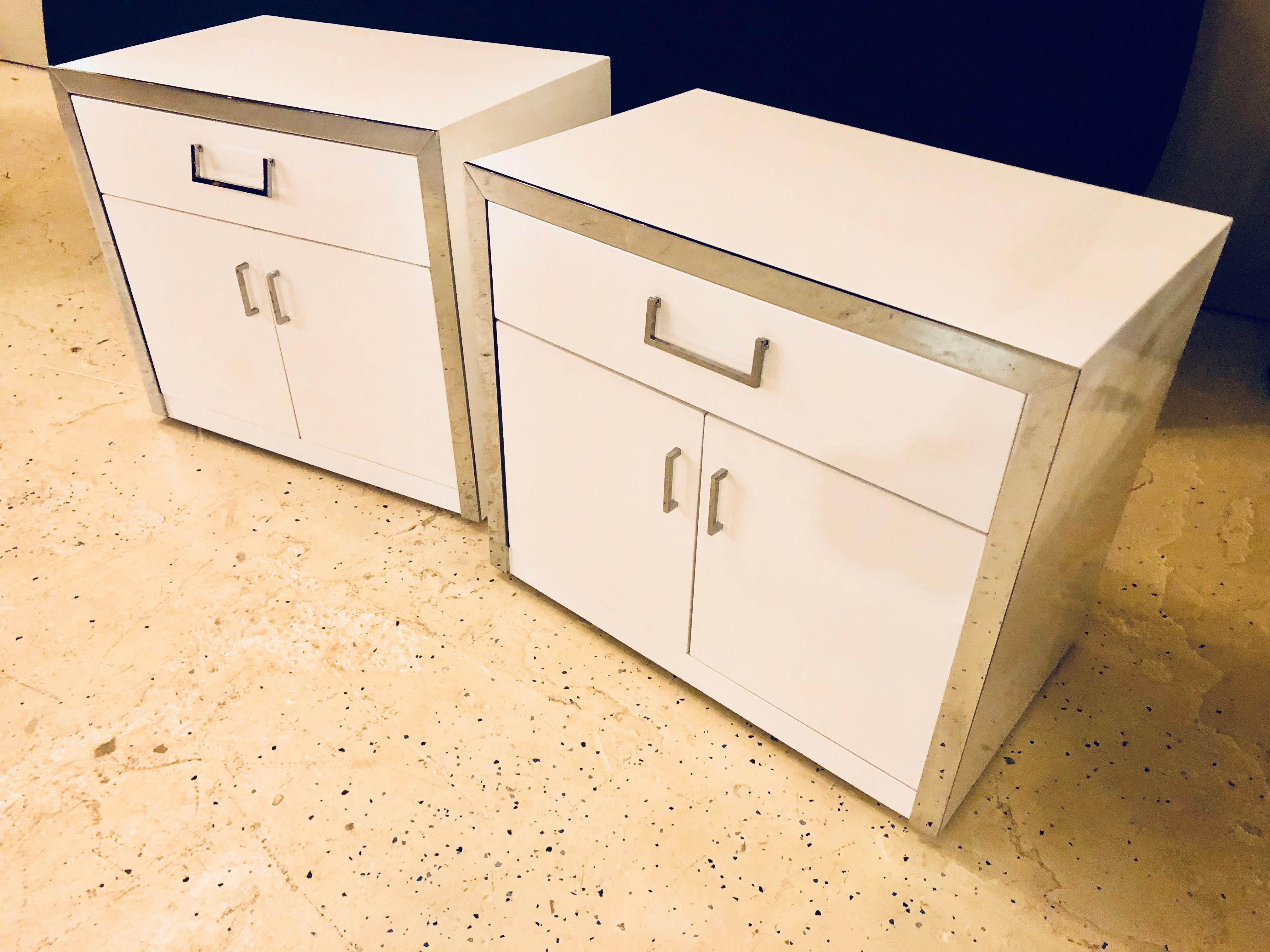 Pair of John Stuart Mid-Century Modern White and Chrome Decorated Nightstands In Good Condition In Stamford, CT