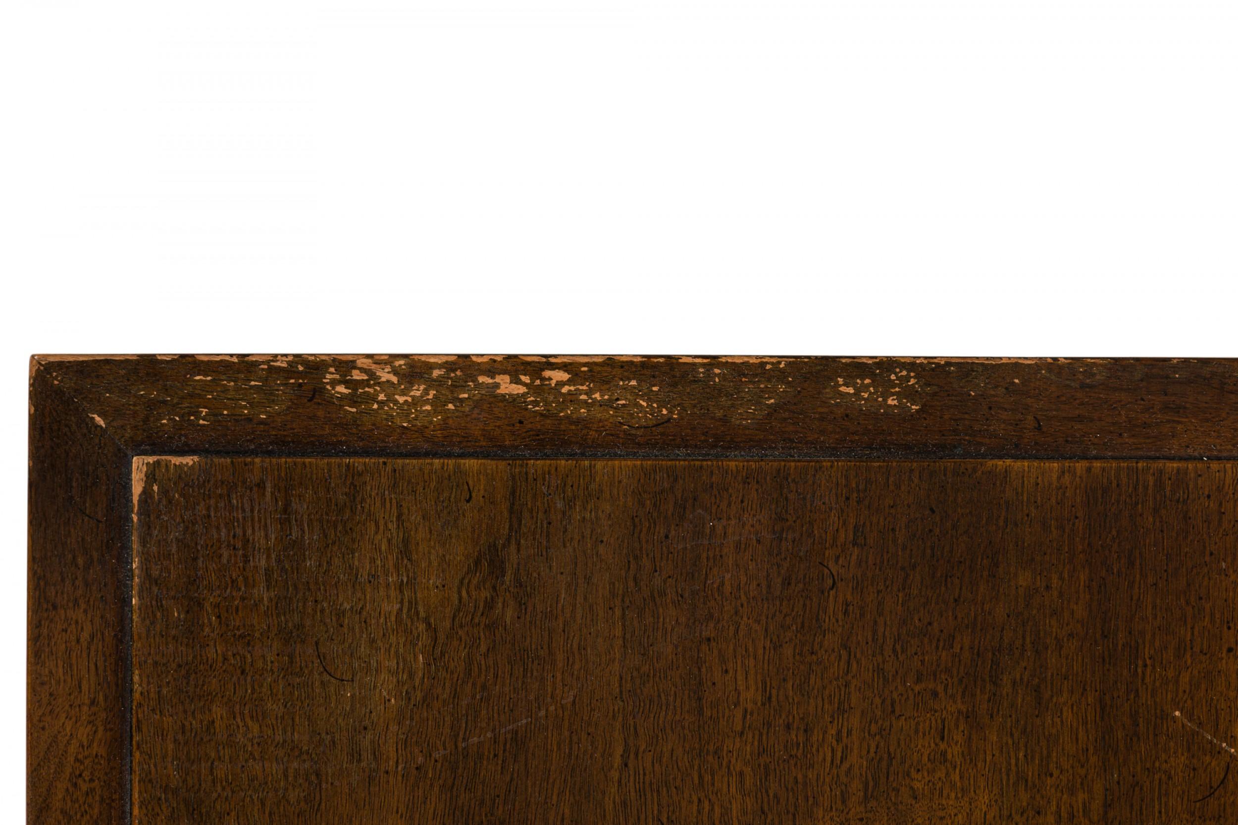 Paire de tables d'appoint John Stuart en bois à deux niveaux avec tiroirs en vente 3