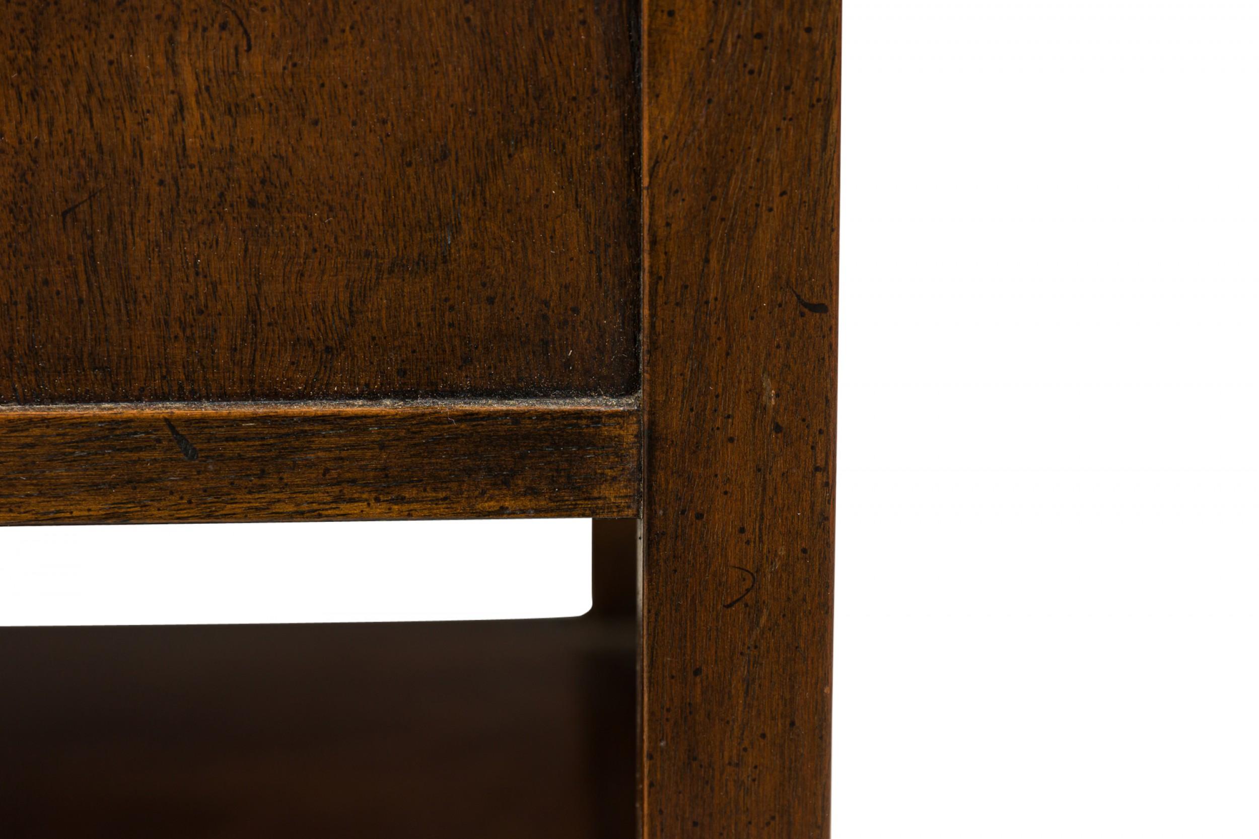 Paire de tables d'appoint John Stuart en bois à deux niveaux avec tiroirs en vente 4