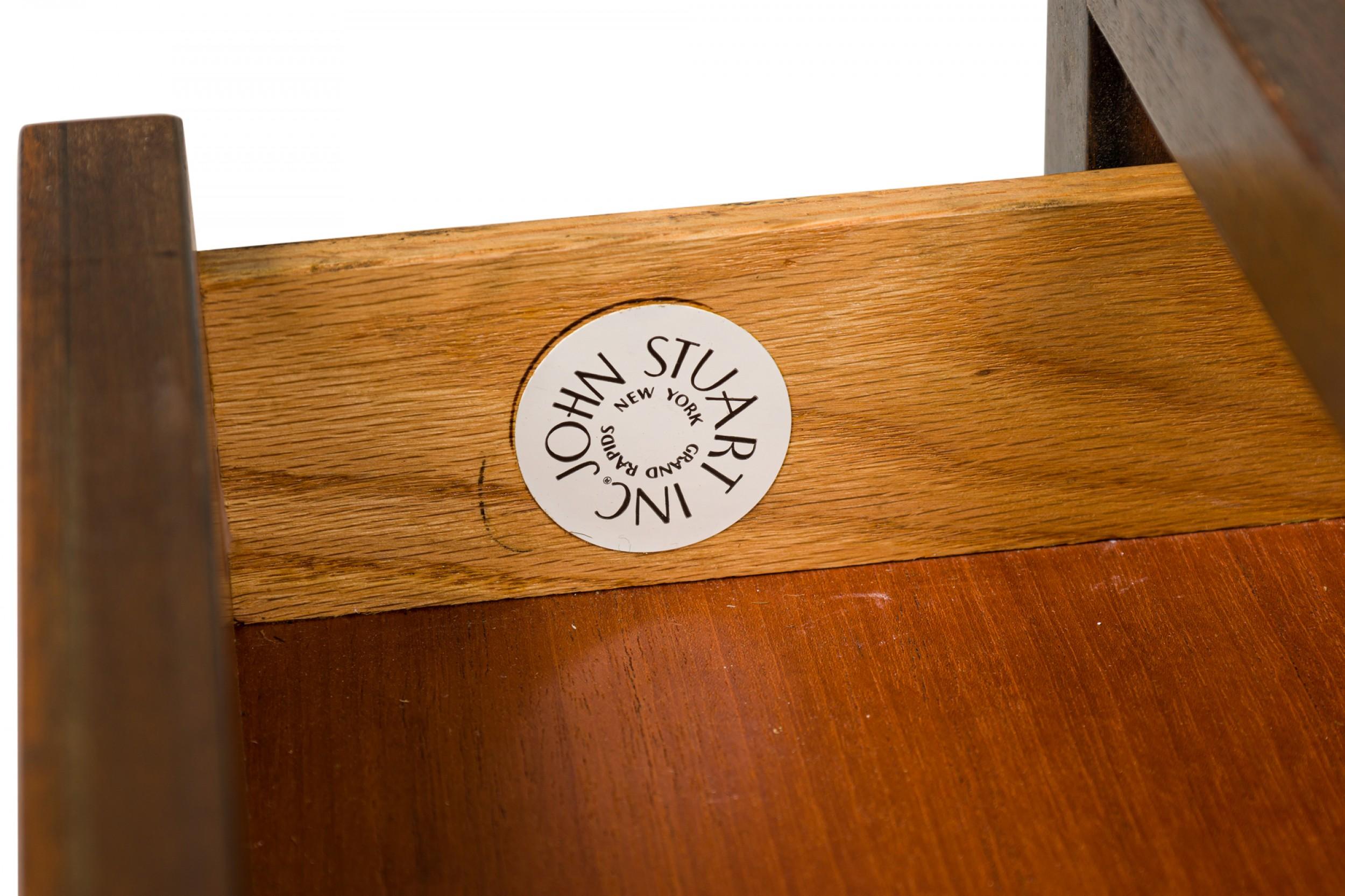 Paire de tables d'appoint John Stuart en bois à deux niveaux avec tiroirs en vente 6