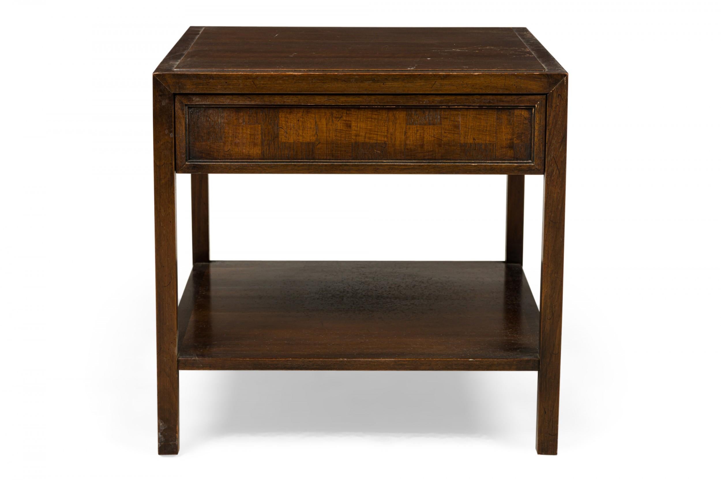 PAIRE de tables d'appoint rectangulaires en bois du milieu du siècle dernier, avec un seul tiroir et une étagère inférieure. (JOHN STUART)(PRIX PAR PAIRE)
