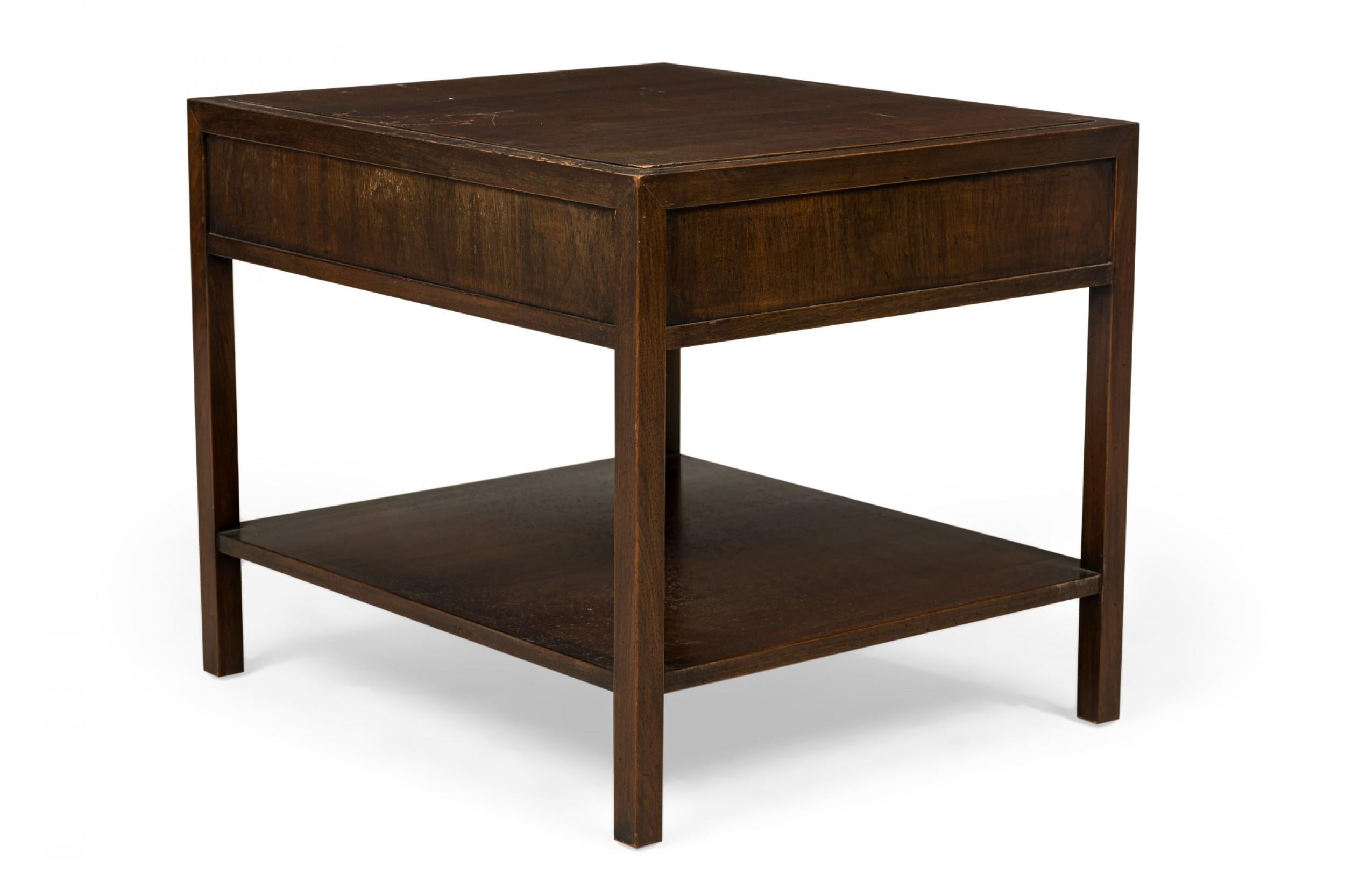 Paire de tables d'appoint John Stuart en bois à deux niveaux avec tiroirs Bon état - En vente à New York, NY