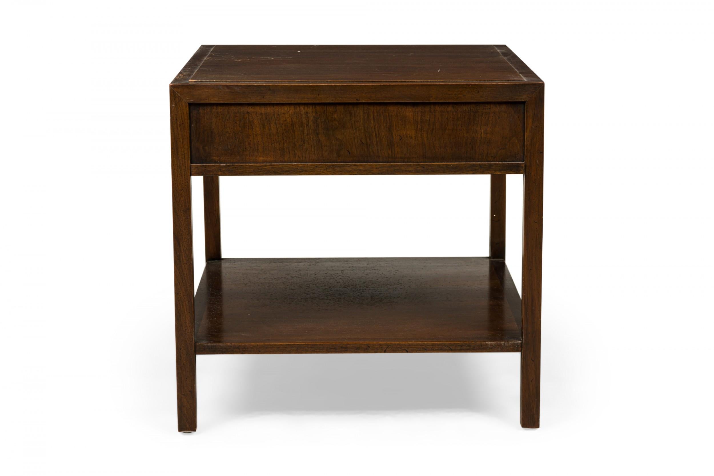 20ième siècle Paire de tables d'appoint John Stuart en bois à deux niveaux avec tiroirs en vente