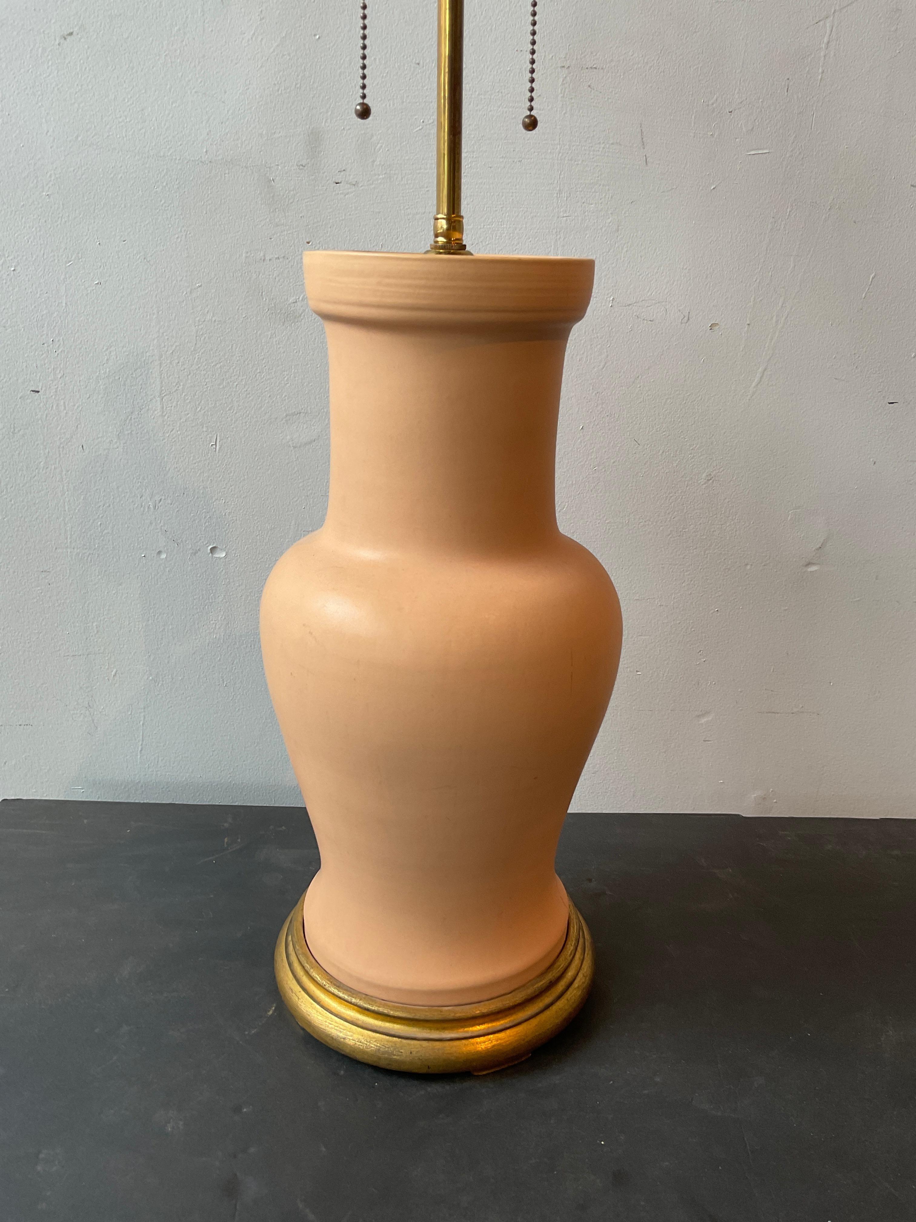 XXIe siècle et contemporain Paire de lampes en forme de bouteille John Thompson, finition melon en vente