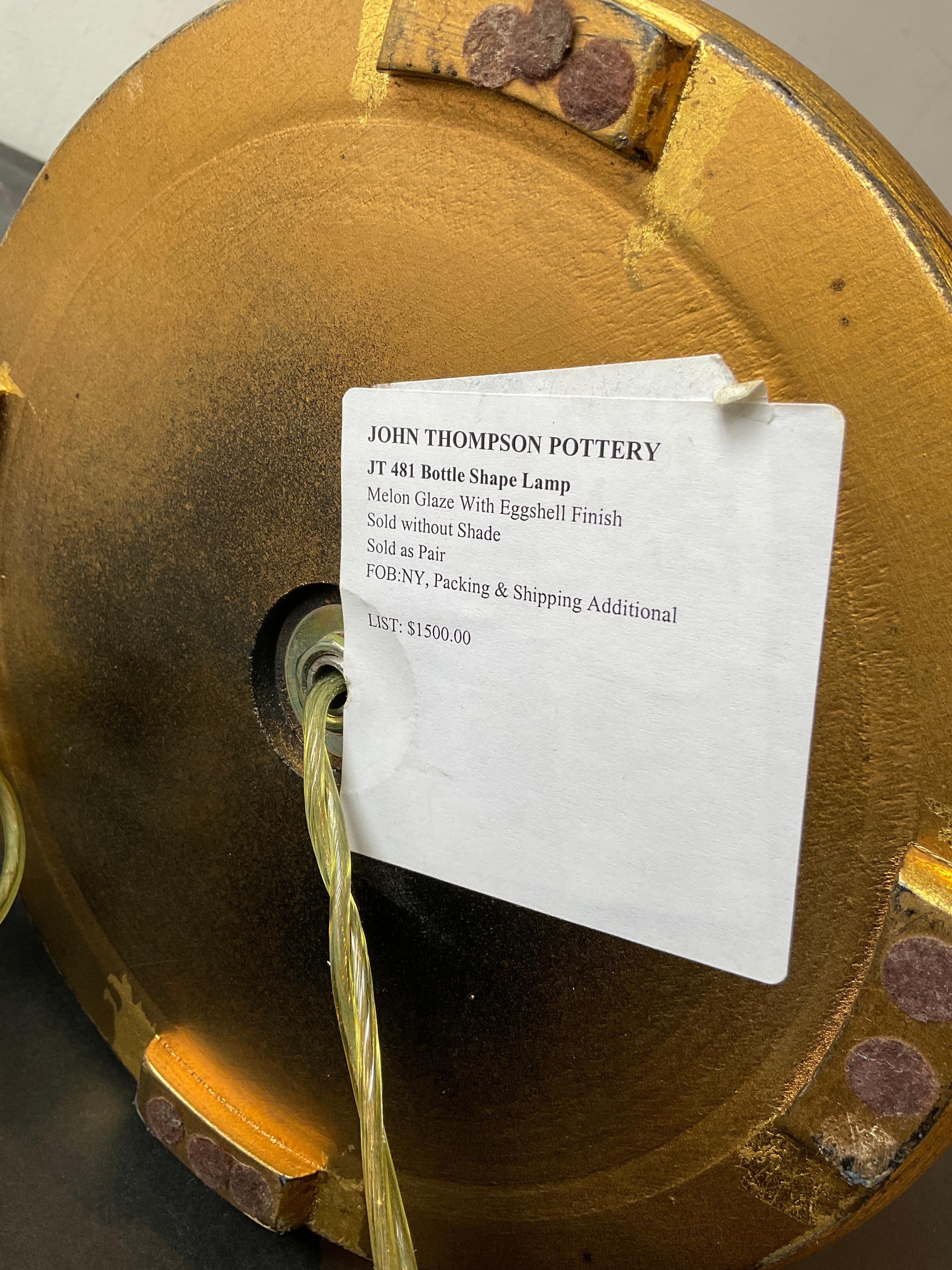 Paire de lampes en forme de bouteille John Thompson, finition melon en vente 2