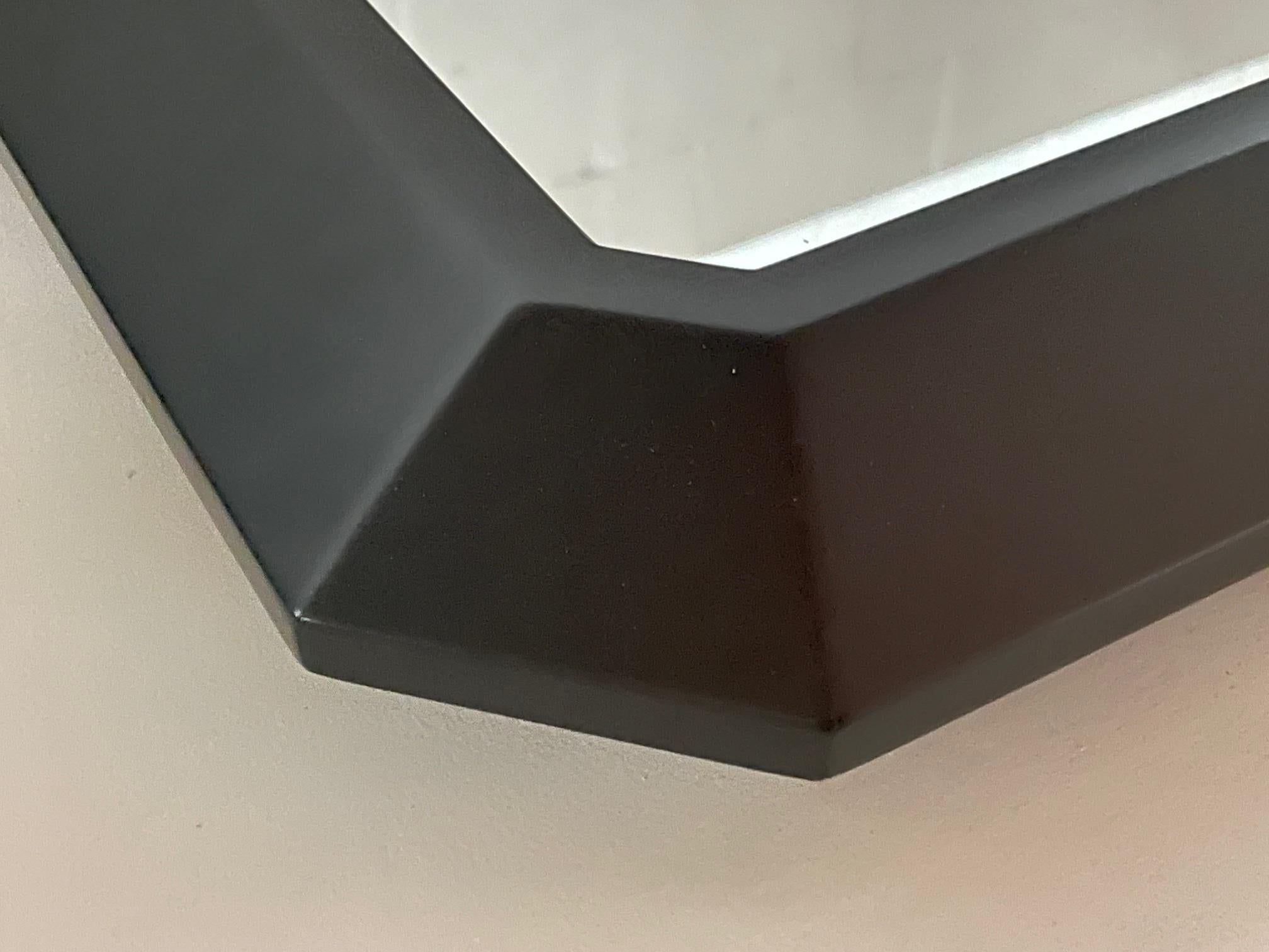 Une paire de miroirs classiques par John WIddicomb, 1979. Finition laquée noire, design élégant et minimaliste. Signé au dos.