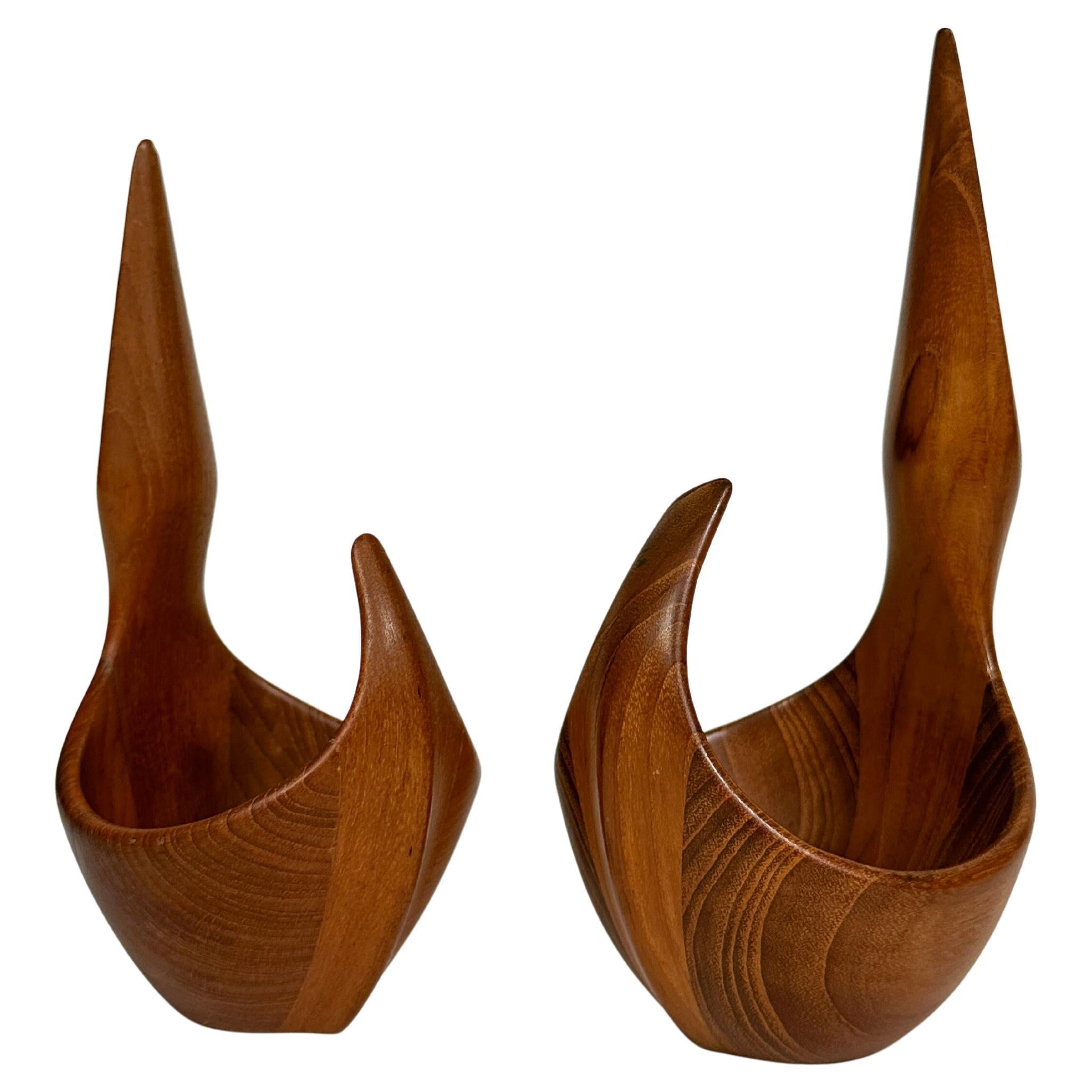 Cuencos escultóricos de teca tallados a mano por Johnny Mattsson, fabricados artesanalmente en su taller de Suecia a finales de los años 50 y principios de los 60.

- Teca, 20 cm de alto y 12 cm de ancho, firmado.
- Teca de 23 cm de alto y 12,5 cm