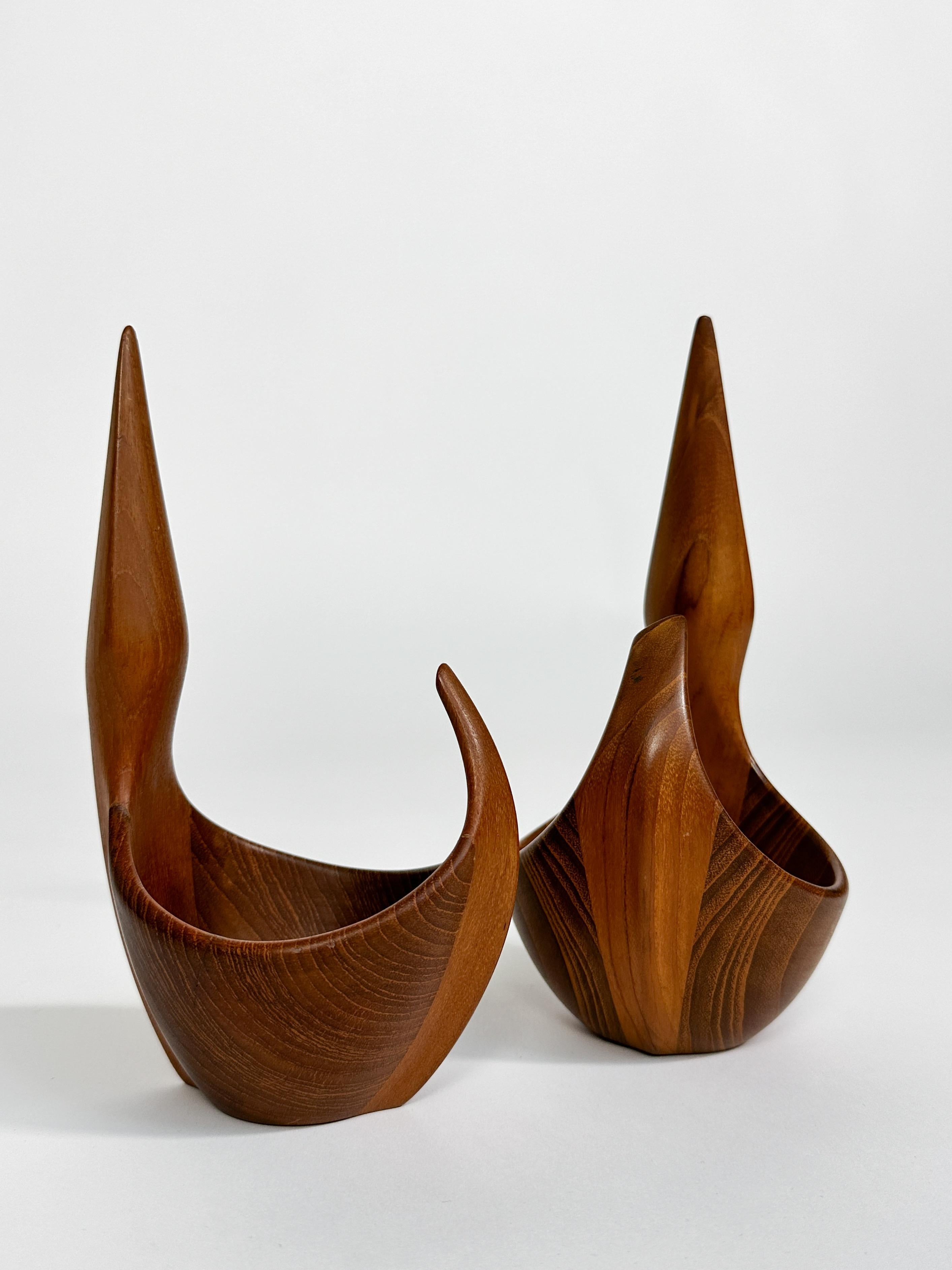 Pareja de cuencos de teca Johnny Mattsson Escultura tallada a mano Suecia Años 50 mediados del siglo XX en venta