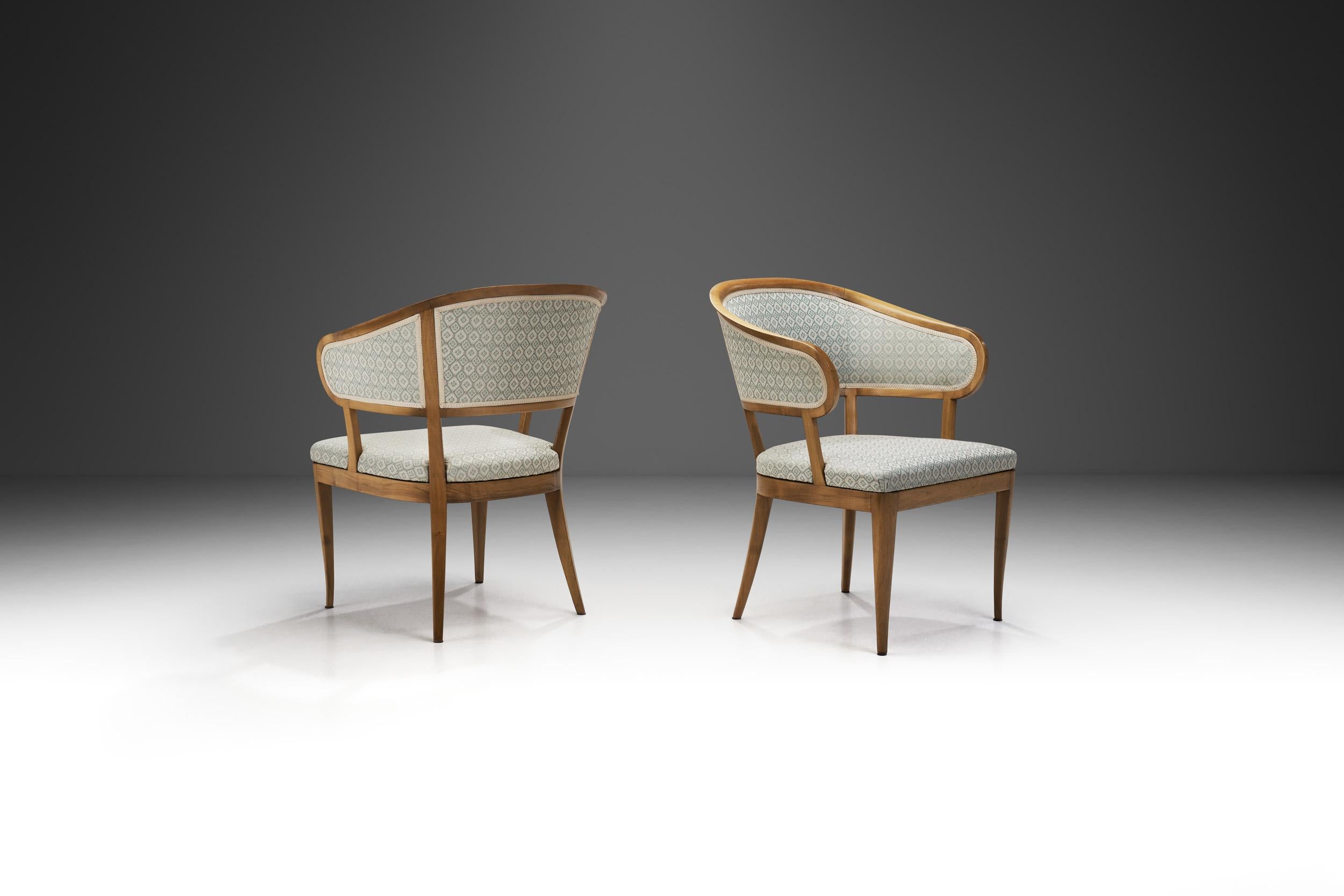 “Jonas Love” is an iconic model that was the inspiration behind Malmsten’s several “count” chairs. With a klismos-style curved back, this pair of armchairs is the result of the work of the joinery workshop suited to artisanal production that
