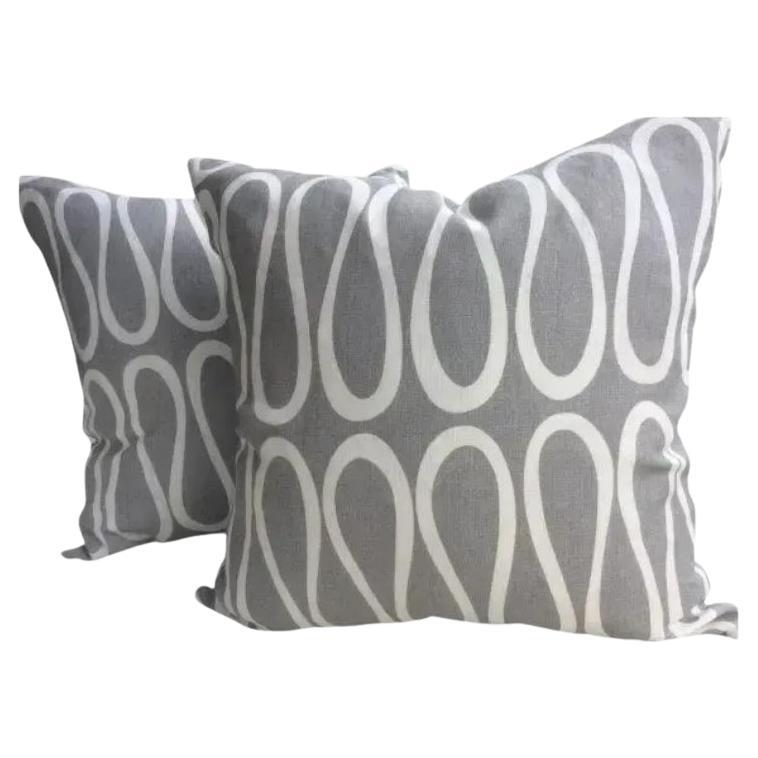 Coppia di cuscini "Bodoni" di Jonathan Adler per Kravet, con traliccio a spirale e infinito Looping