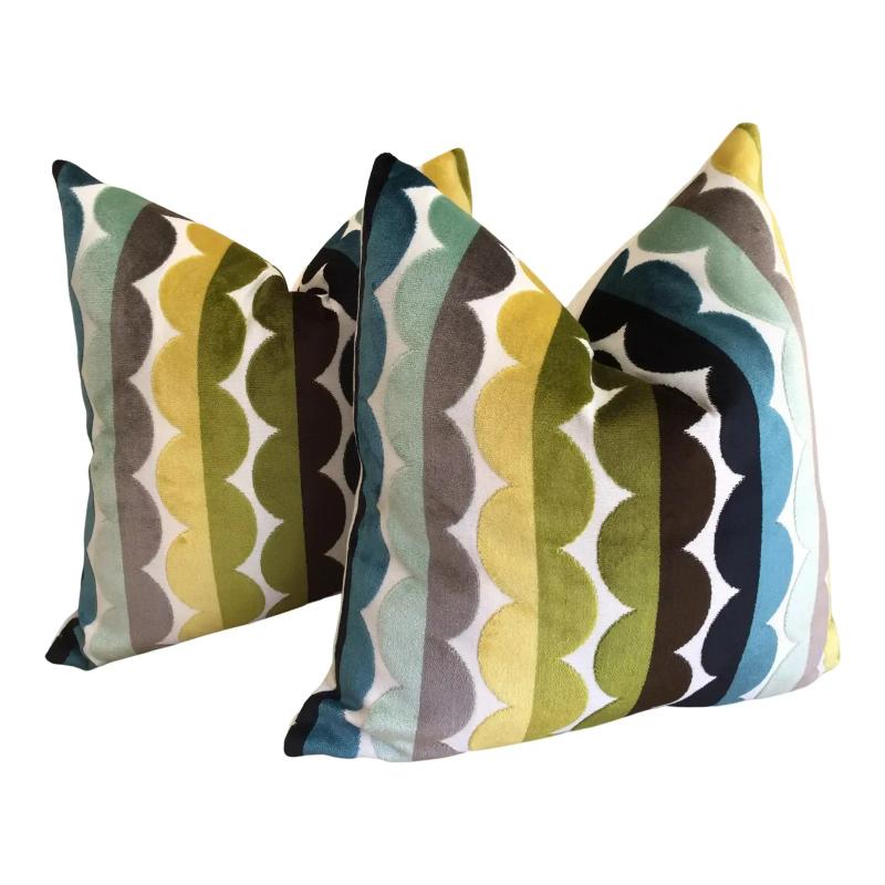 Coppia di cuscini completi in piuma d'oca di Jonathan Adler "Semicircle" Seaside