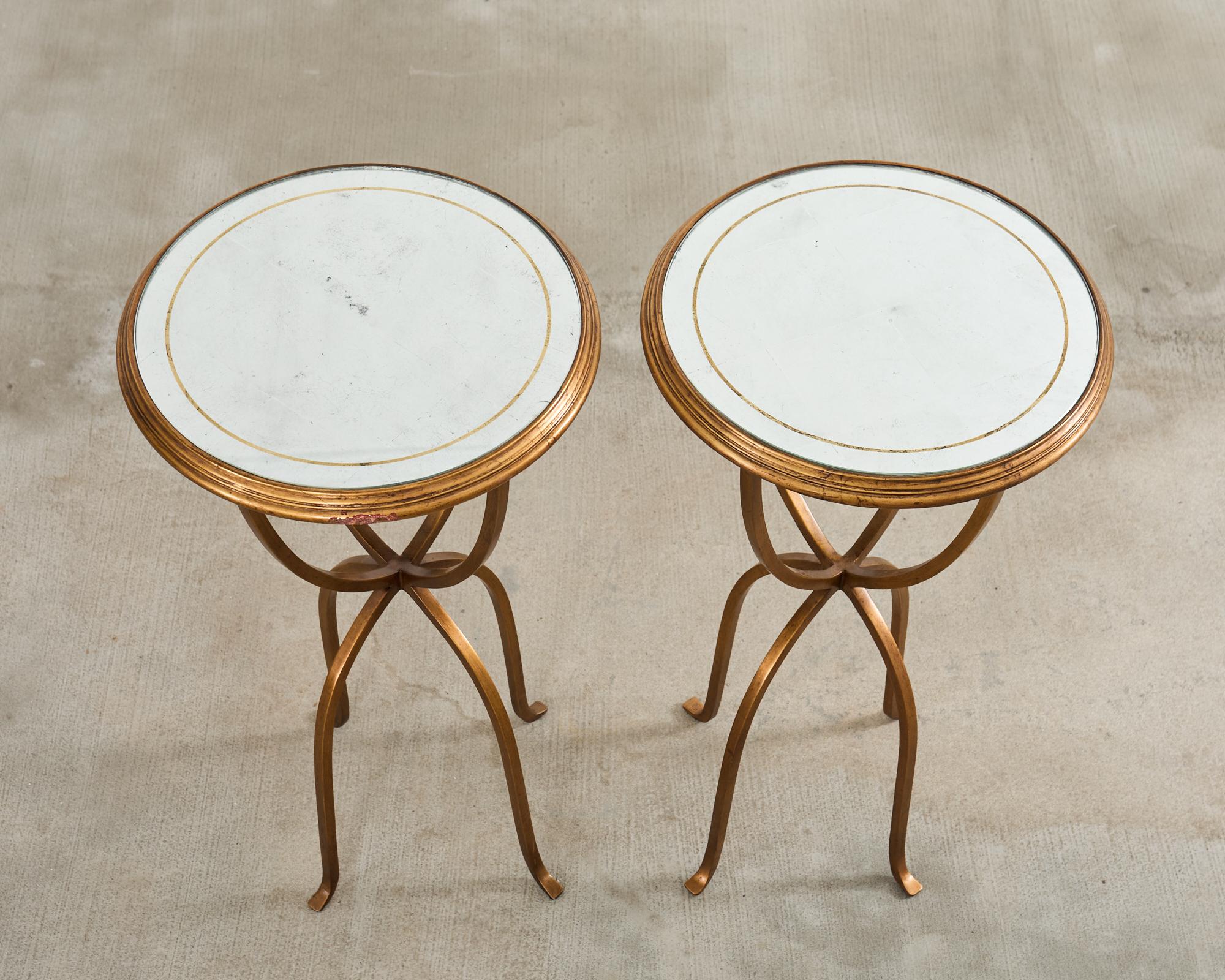 Doré Paire de tables à boire en fer doré de Jonathan Charles en vente