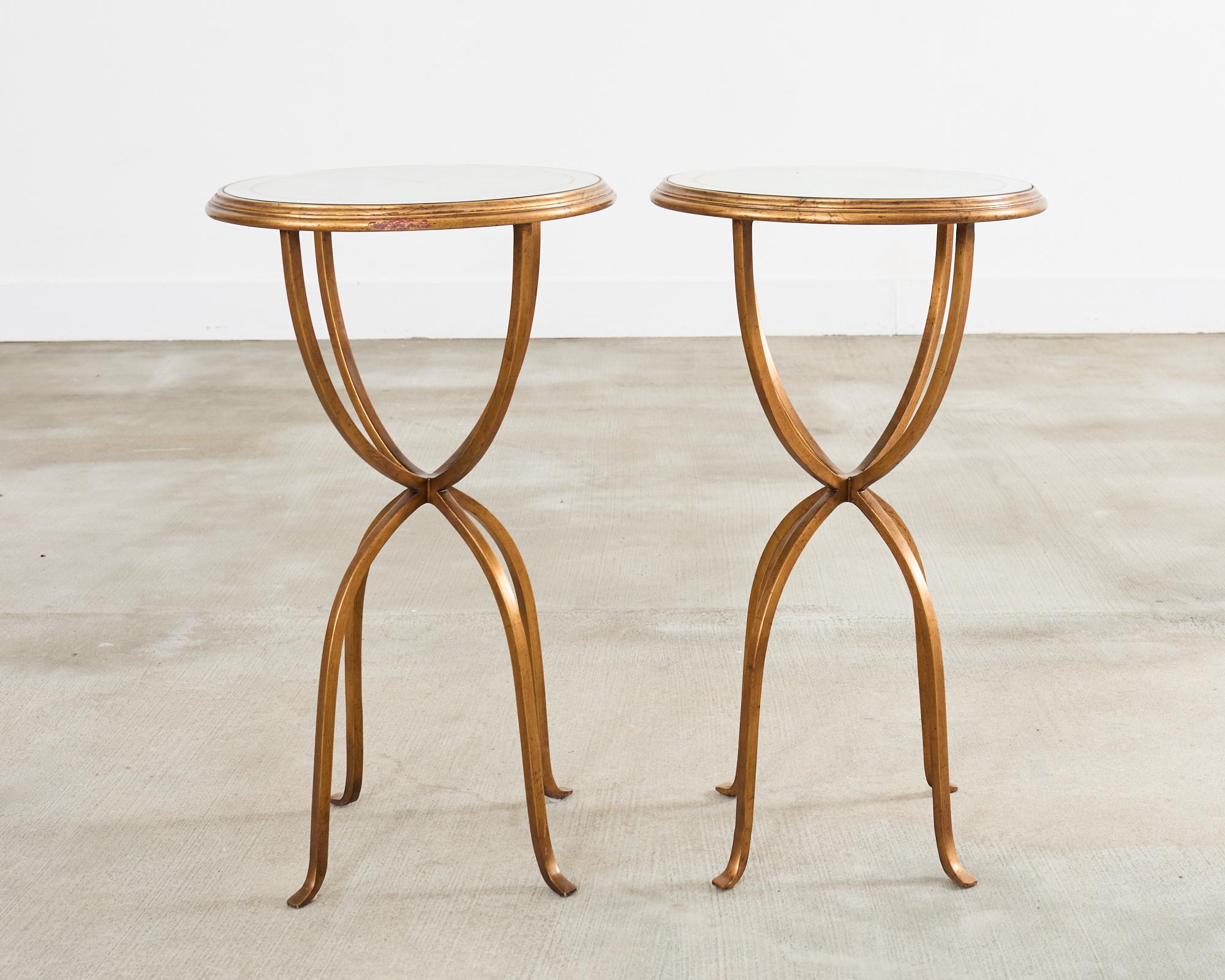 Verre Paire de tables à boire en fer doré de Jonathan Charles en vente