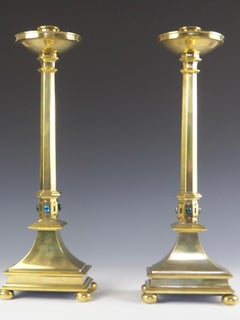 Paire de chandeliers hauts en laiton Jones and Willis Church avec pierres en cabouchon