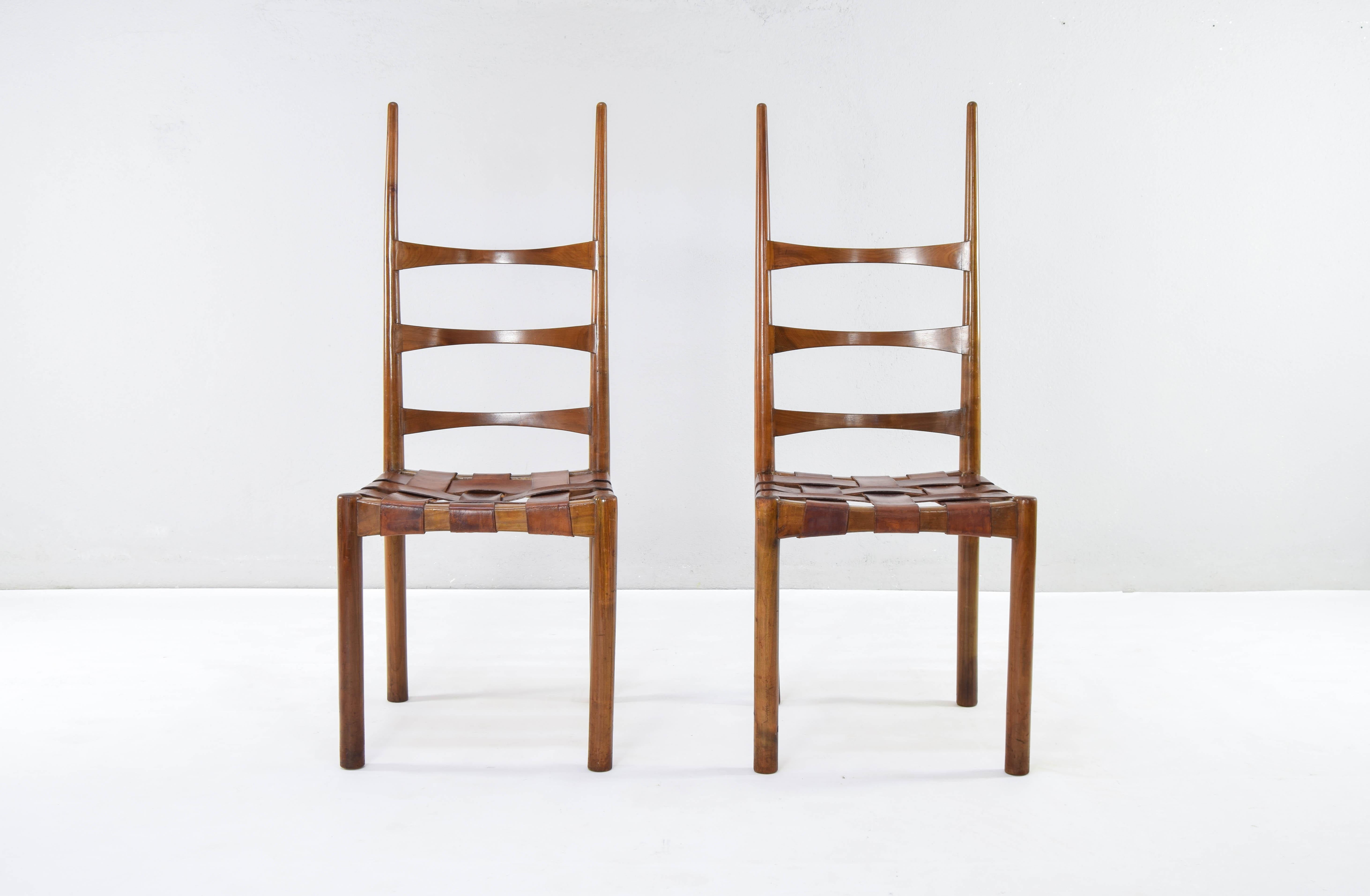 Exceptional pair of Billar chairs.

Model that reflects the modern Mediterranean style like no other.

Antique edition of a Billar chair made of ash wood and with a seat made up of six intertwined leather bands (as in the designer's Tiracord