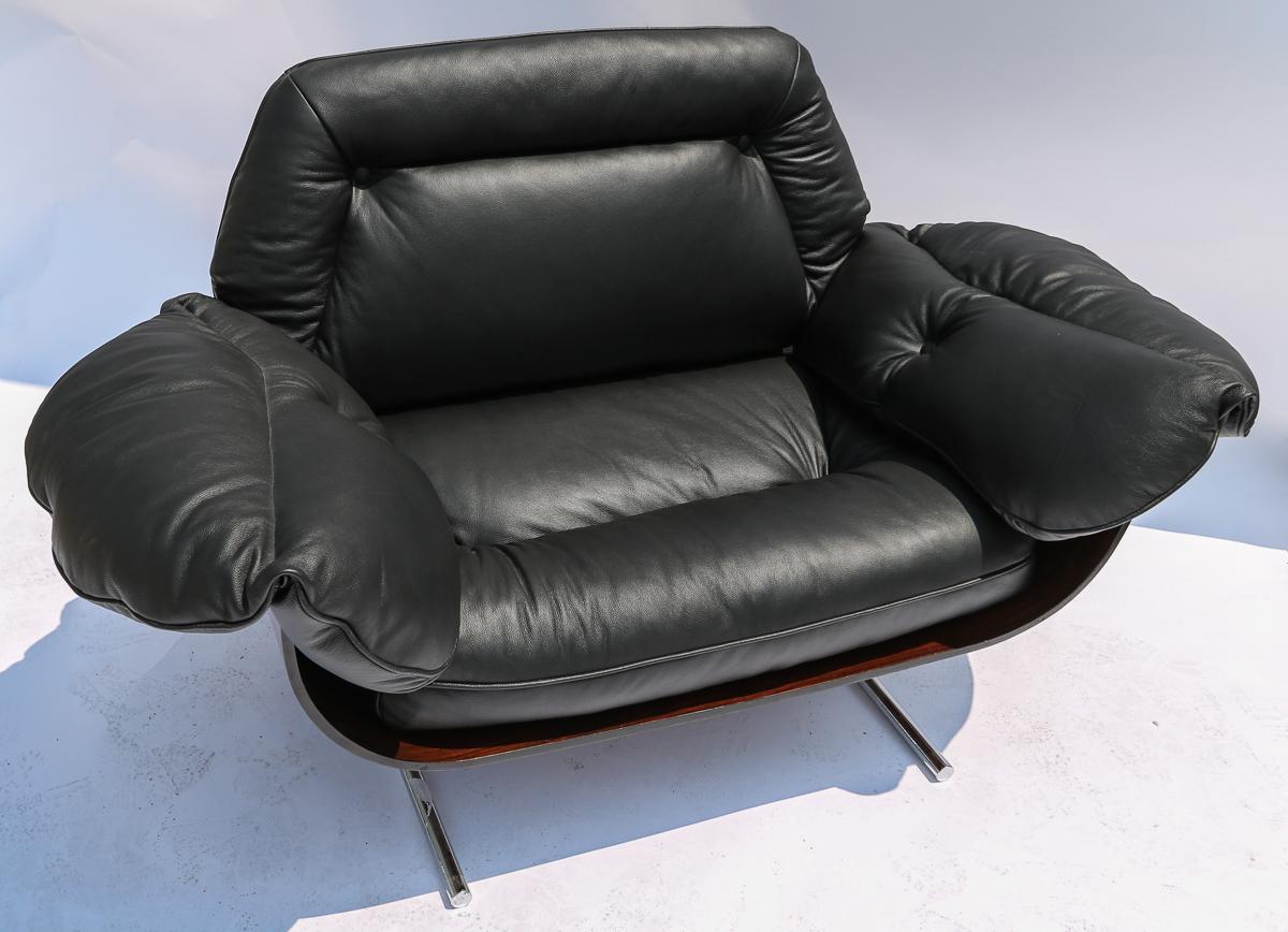 Pair of Presidencial lounge chairs from the 1960s by Jorge Zalszupin, in Brazilian jacaranda, upholstered in black leather

Without cushions: Width: 38″ X Depth: 29.5″ x Height: 25″ x Seat: 9.5″
