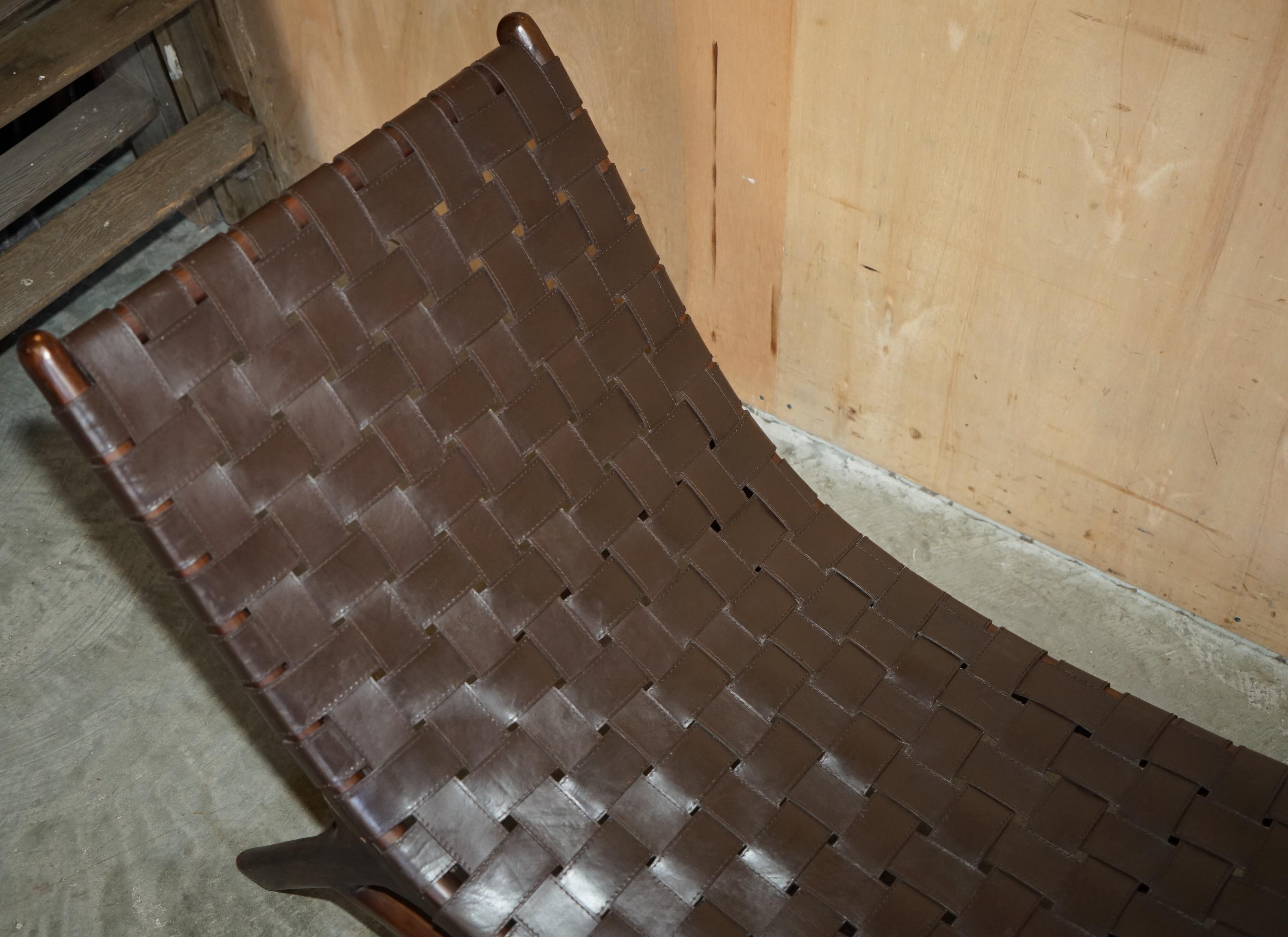 PAIR OF JOSE ZANINE CALDAS STYLE DANISH WALNUT WOVEN LEATHER CHAISE LOUNGE CHAiR en vente 3