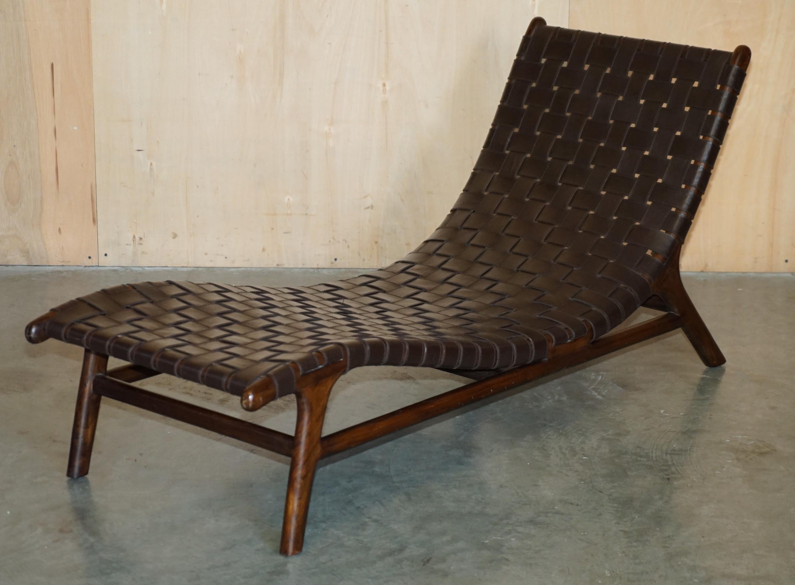 PAIR OF JOSE ZANINE CALDAS STYLE DANISH WALNUT WOVEN LEATHER CHAISE LOUNGE CHAiR en vente 7