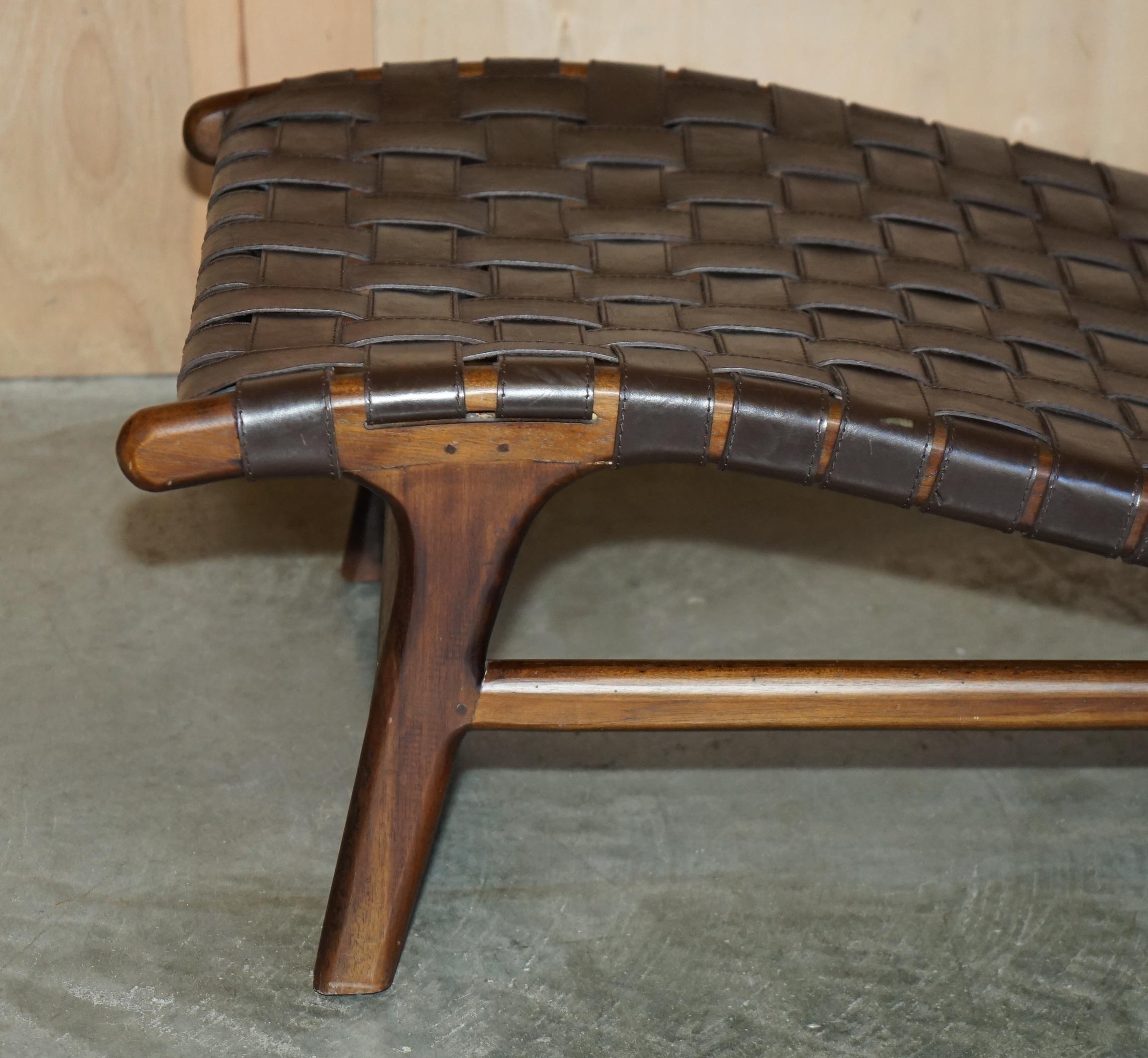 Danois PAIR OF JOSE ZANINE CALDAS STYLE DANISH WALNUT WOVEN LEATHER CHAISE LOUNGE CHAiR en vente