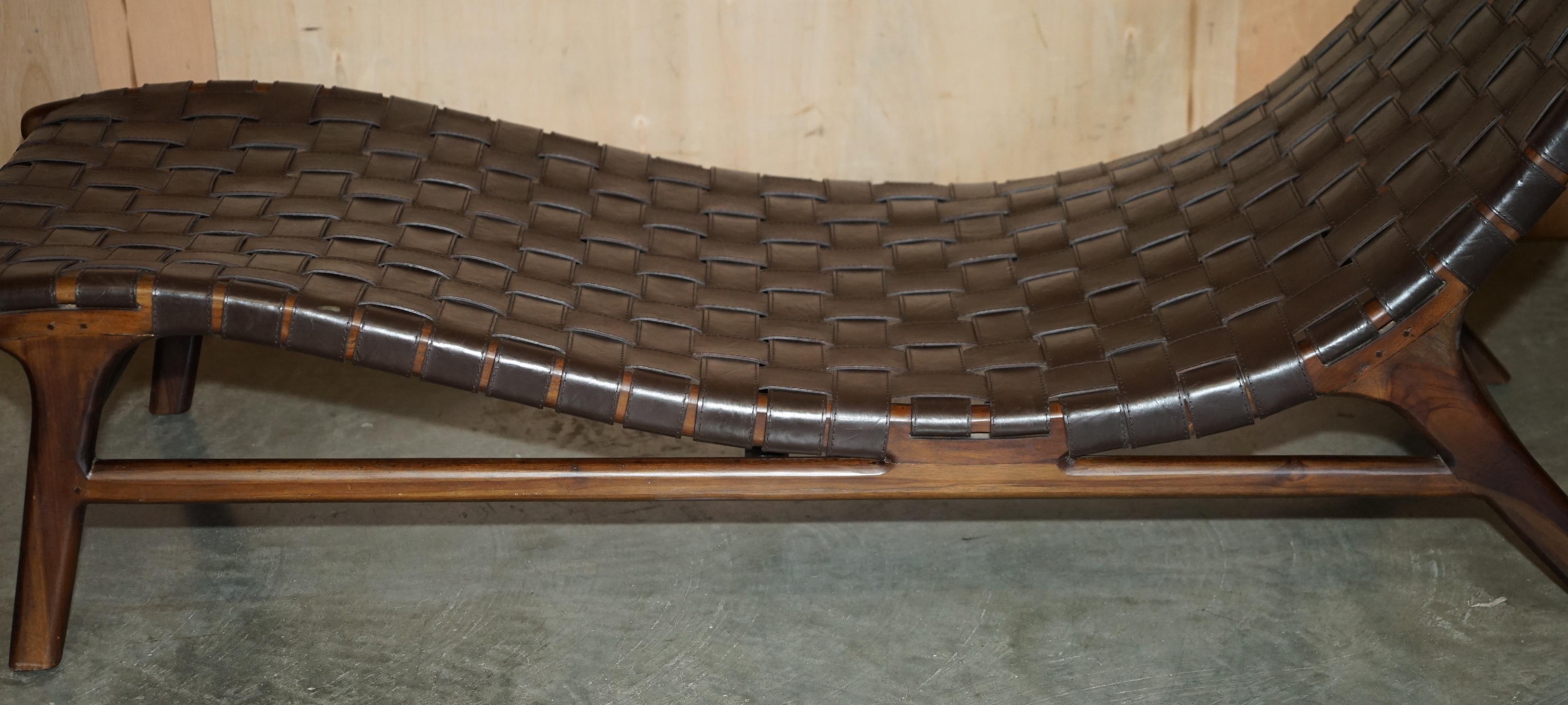 Fait main PAIR OF JOSE ZANINE CALDAS STYLE DANISH WALNUT WOVEN LEATHER CHAISE LOUNGE CHAiR en vente